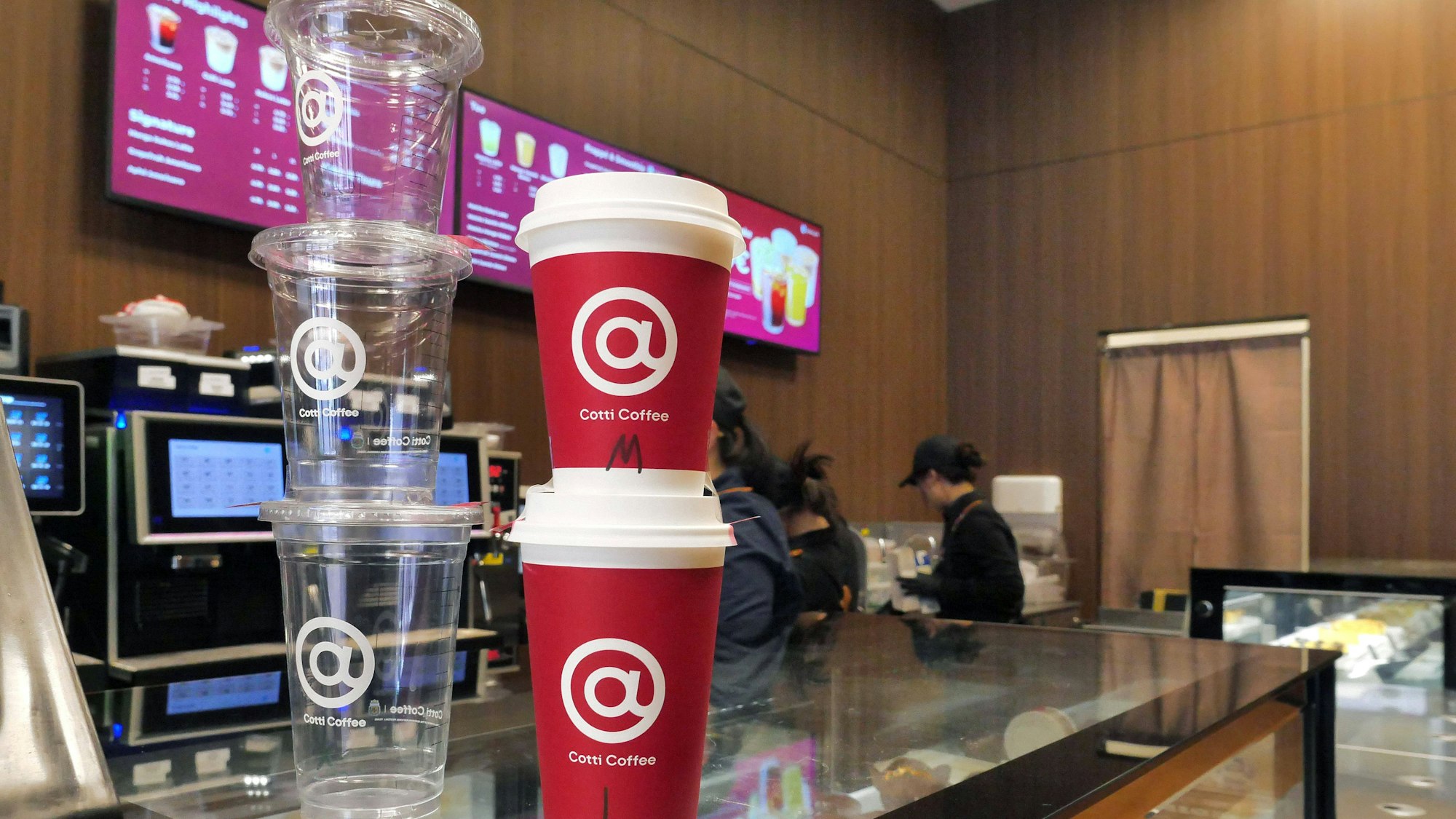 Papp- und Plastikbecher stehen auf der Ladentheke bei Cotti Coffee.