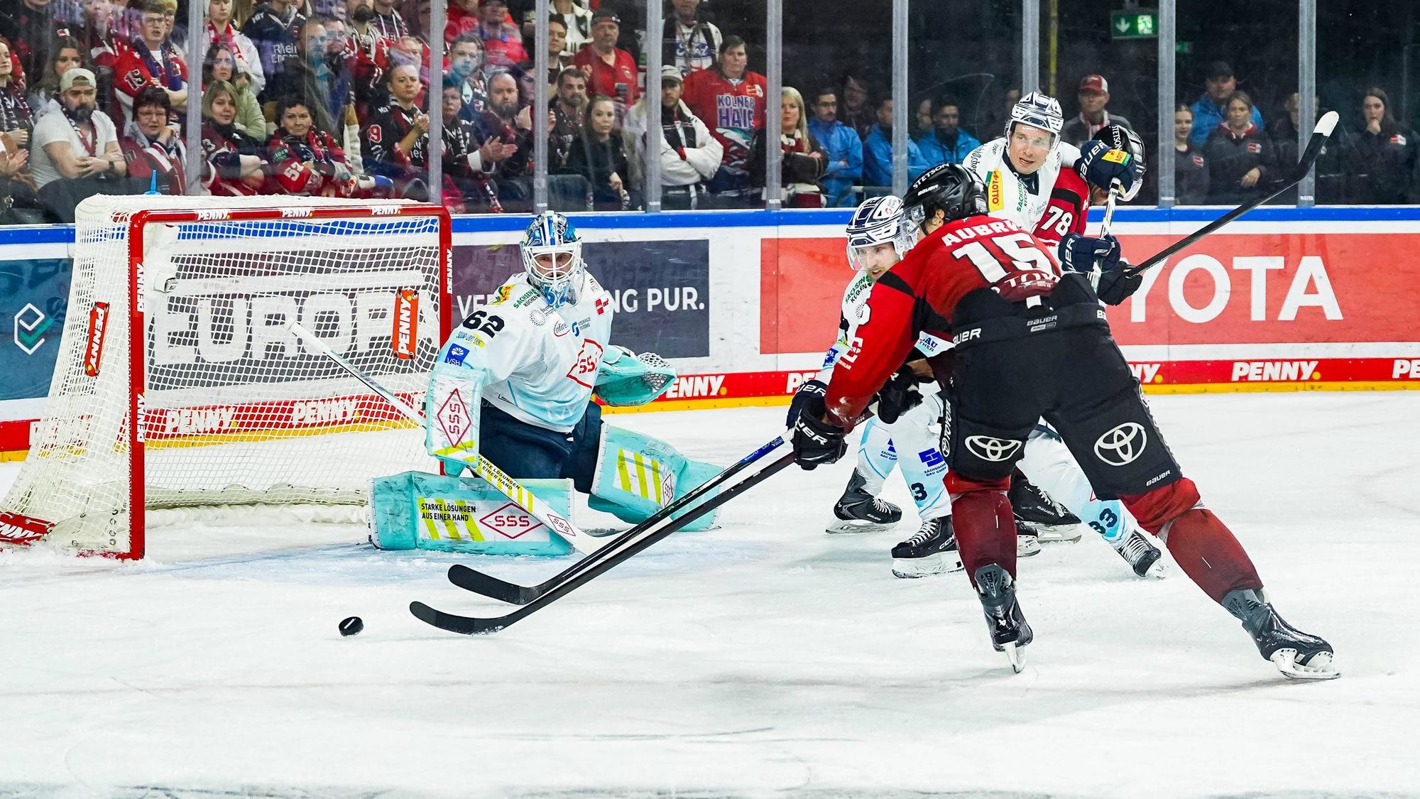 Spielszene beim Duell der Kölner Haie gegen Dresden.
