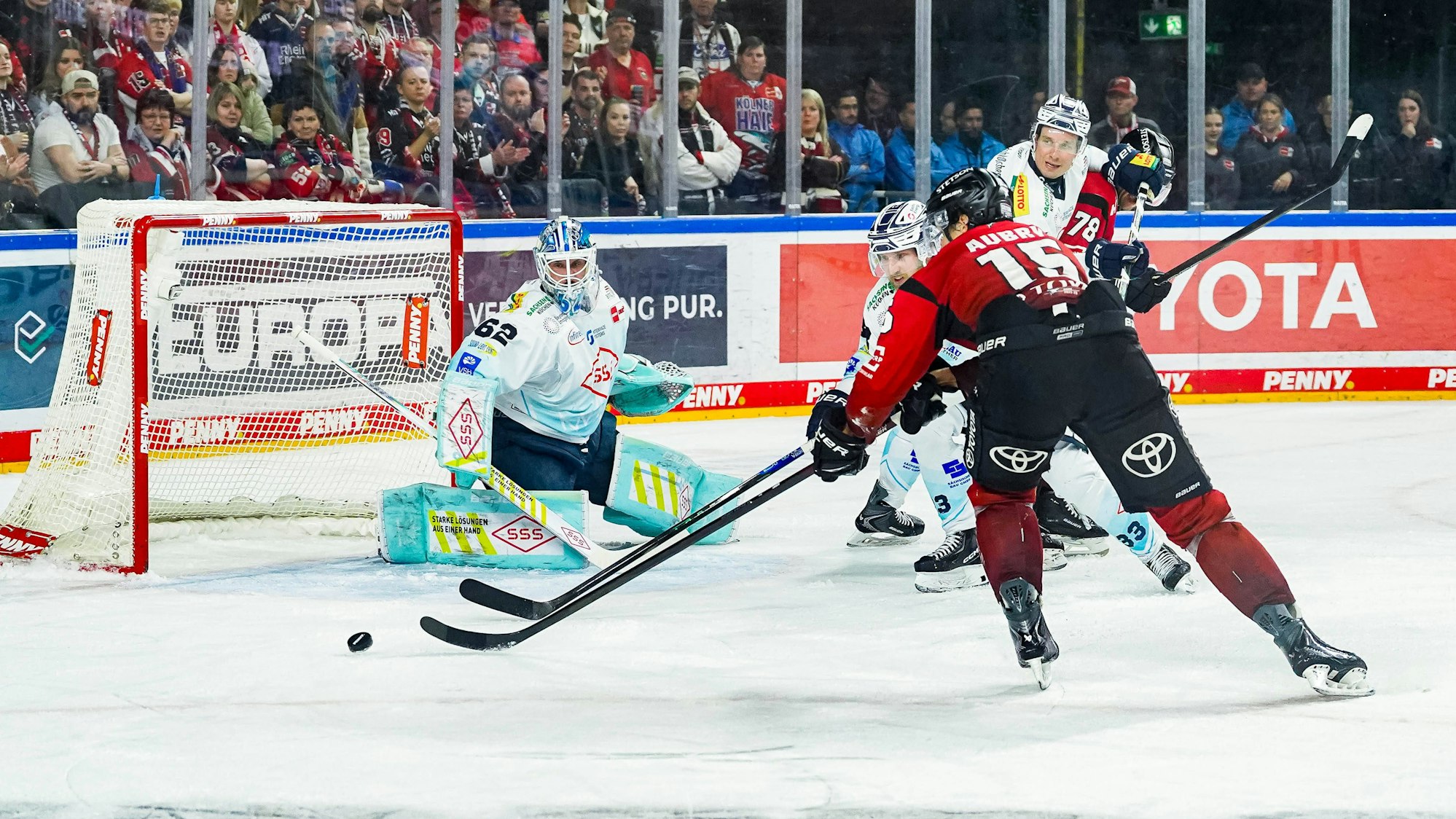 Spielszene beim Duell der Kölner Haie gegen Dresden.
