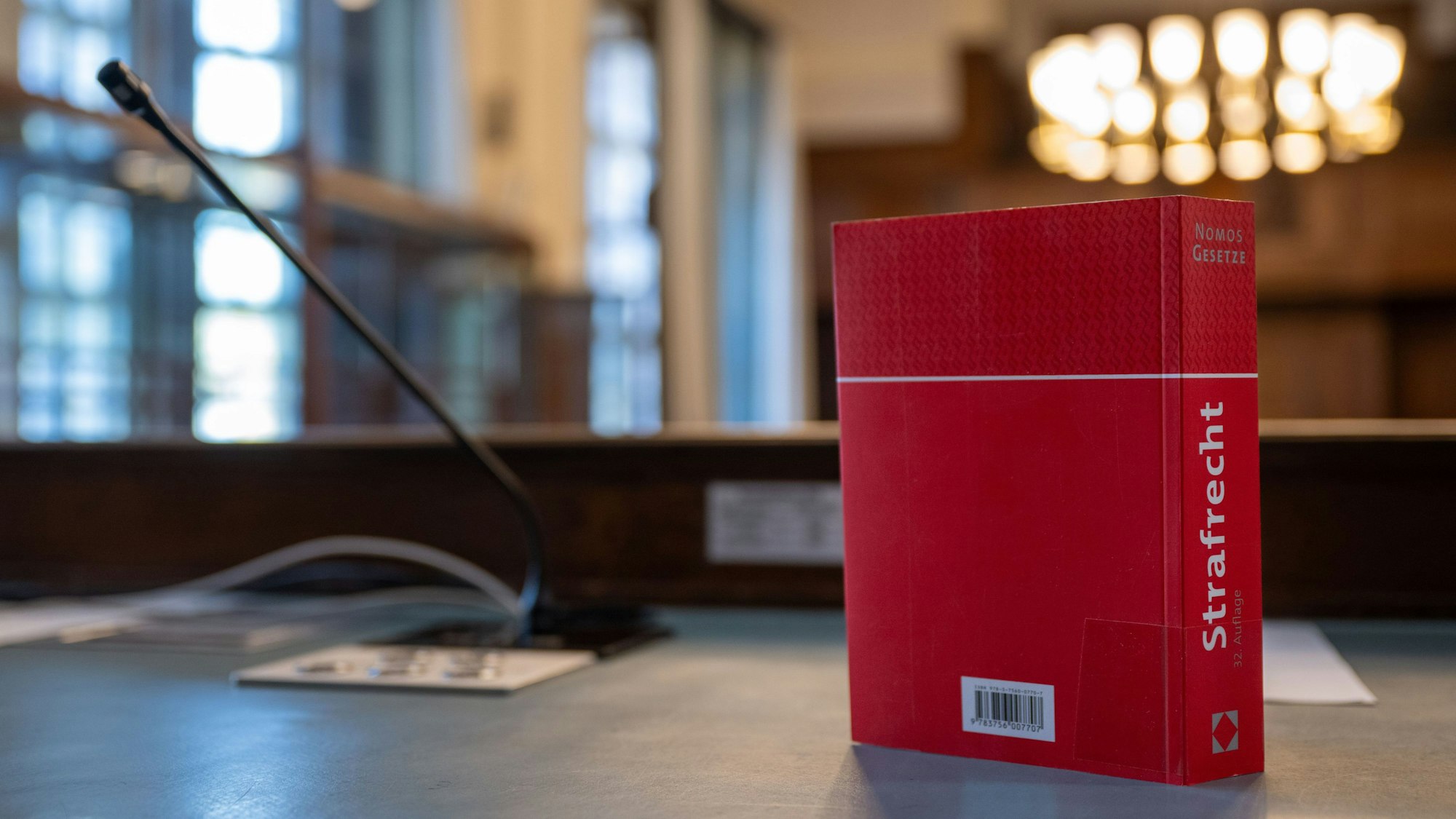 Ein 40-Jähriger muss sich wegen mehrerer Überfälle auf Tankstellen vor Gericht verantworten. (Symbolbild)