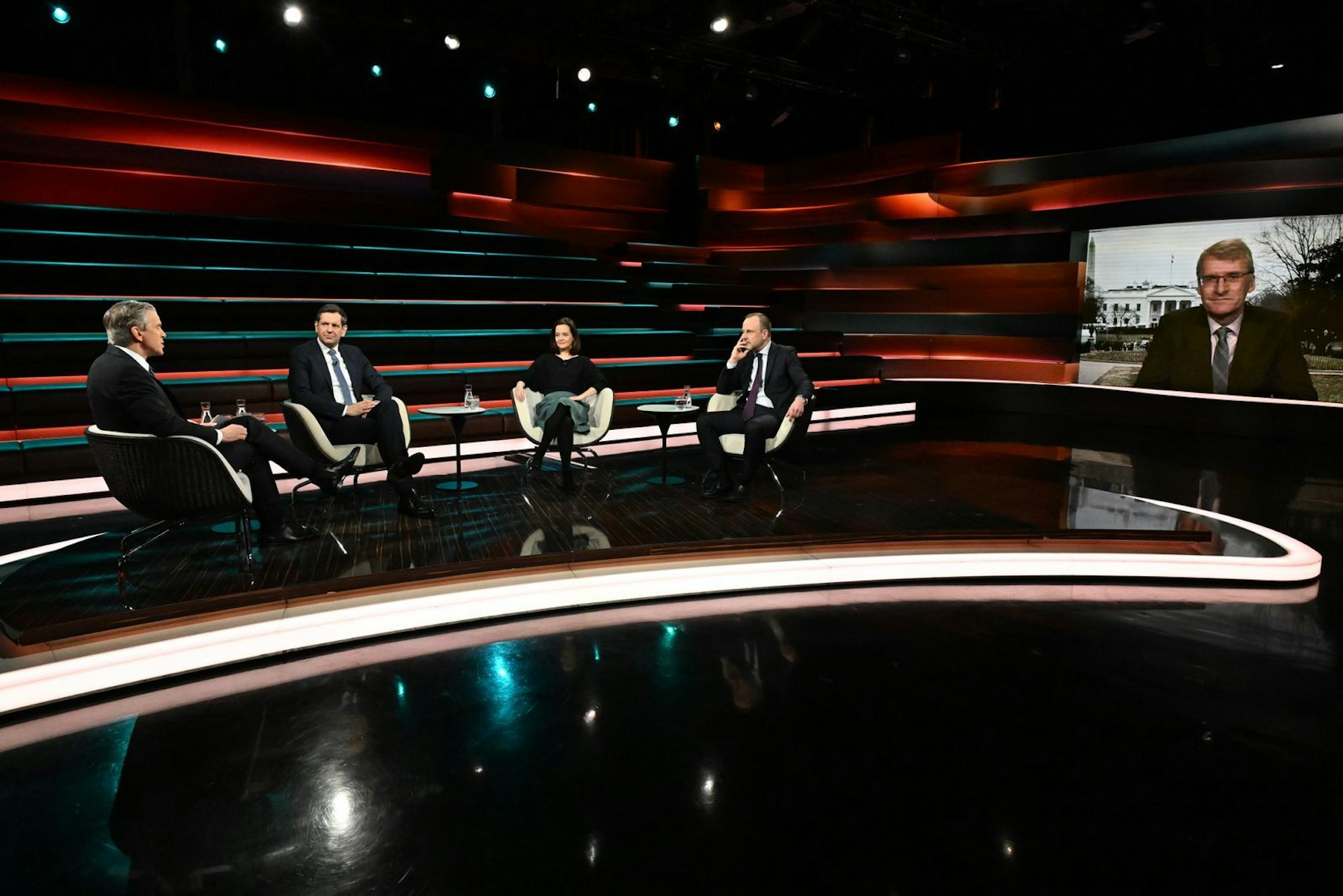 Markus Lanz (links) diskutierte am Dienstagabend mit SPD-Ministerpräsident Olaf Lies (zweiter von links), Journalistin Julia Löhr (Mitte), Sicherheitexperte Peter Neumann (zweiter von rechts) und ZDF-Korrespondent Elmar Theveßen. (Bild: ZDF / Cornelia Lehmann)