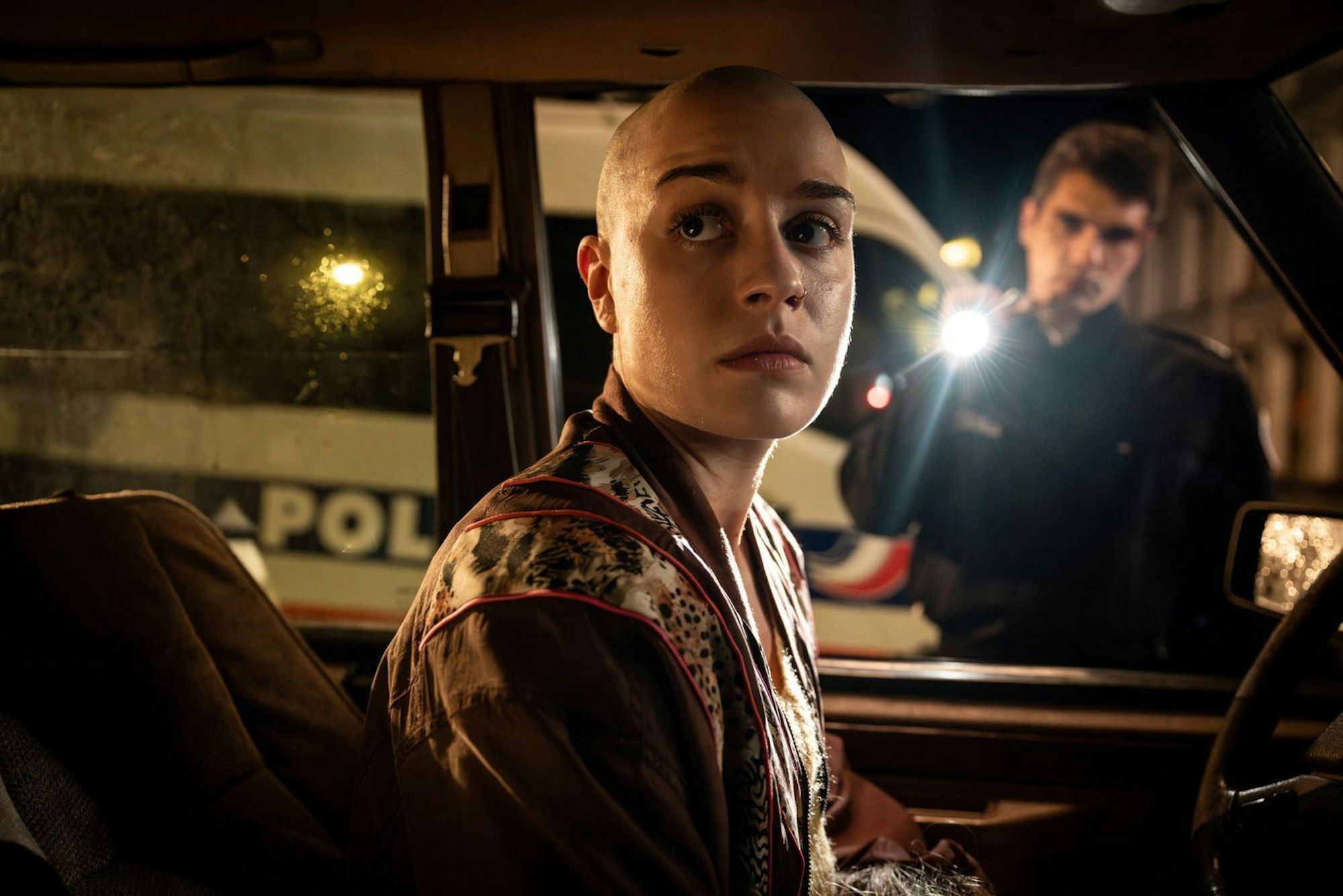 Anna (Emma Rotsaert) muss sich in Frankreich vor der Polizei rechtfertigen. (Bild: ZDF und Michel Vertongen)