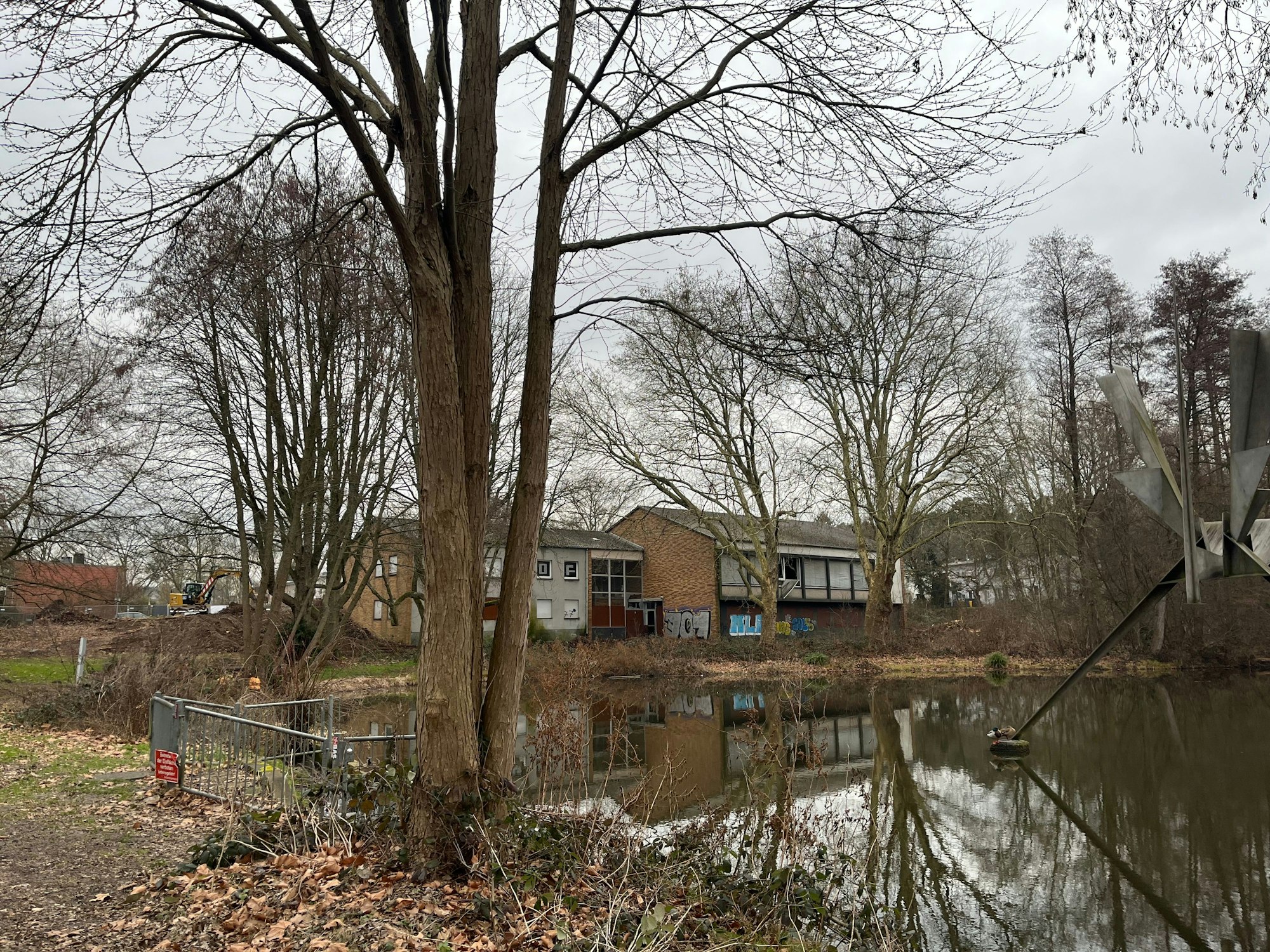 Das Gelände liegt idyllisch am Alkenrather Weiher