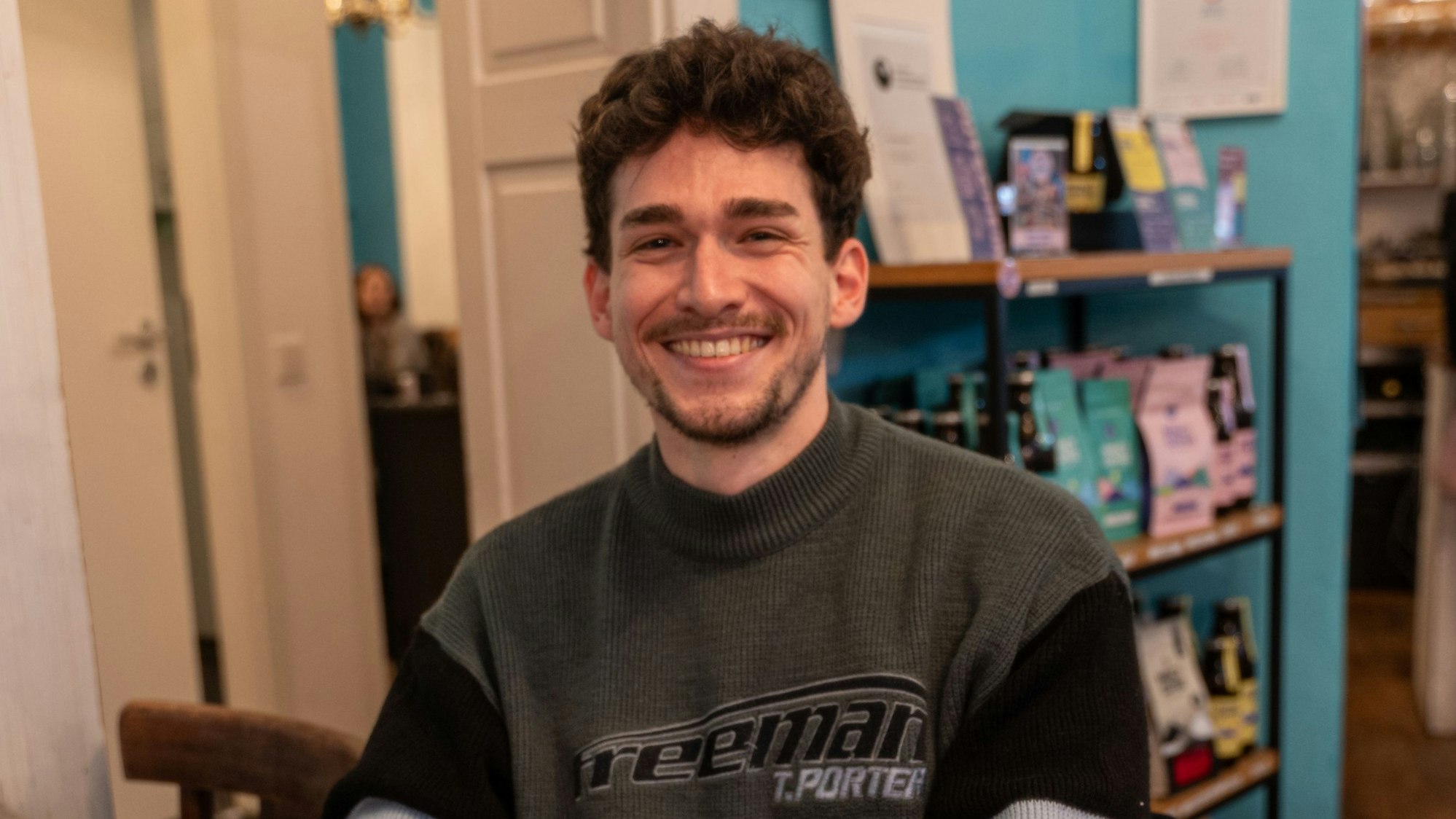 Leo Valdivia in einem Café in Sülz.