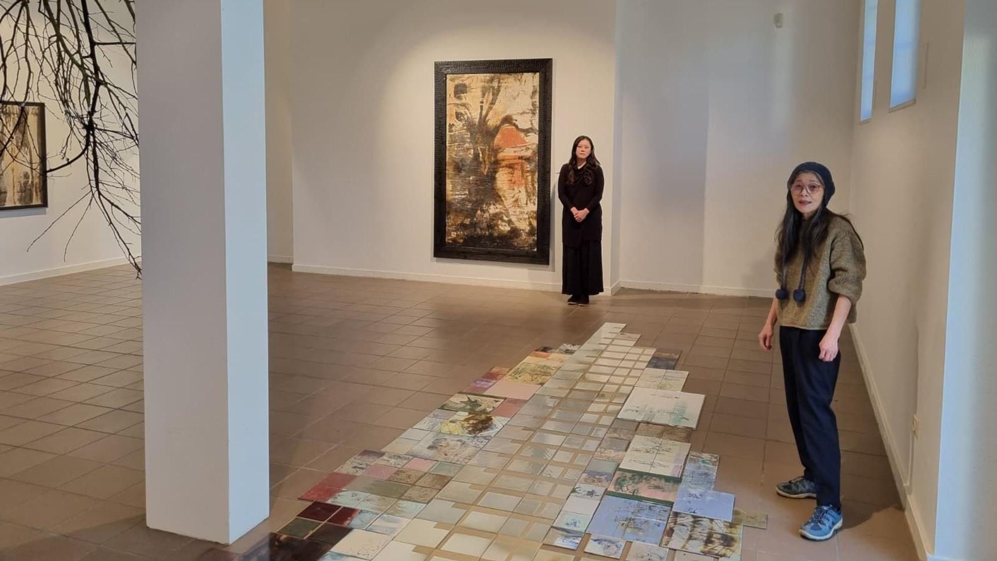 Yumi Watanabe und Masami Takeuchi präsentieren ihre Werke in der neuen Ausstellung „Echoes Fleeting“ beim Kunstverein Leverkusen.