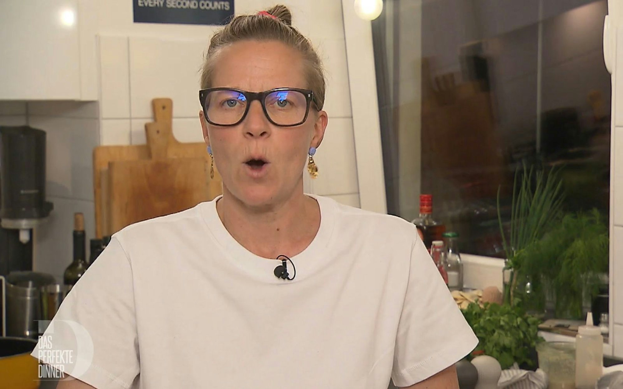 Elli (45) liebt Sprüche-Poster an ihren Wänden. (Bild: RTL)