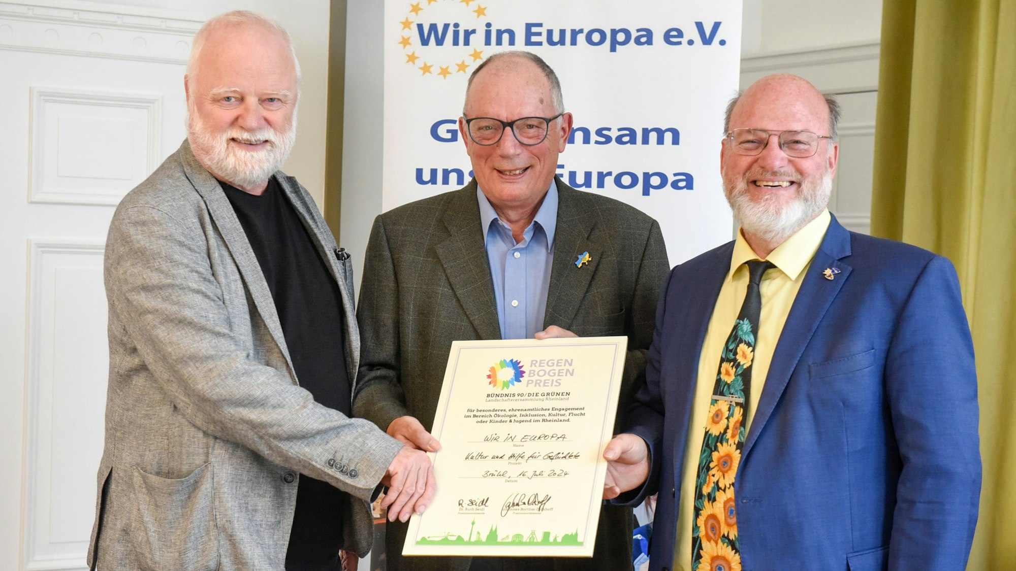 Der Verein „Wir in Europa“ erhielt 2024 bereits eine Auszeichnung. Der Vorsitzende Michael Rosemeyer (Mitte) nahm den Regenbogenpreis von Johannes Bortlisz-Dickhof (l.) und Rolf Fliß (r.) entgegen.