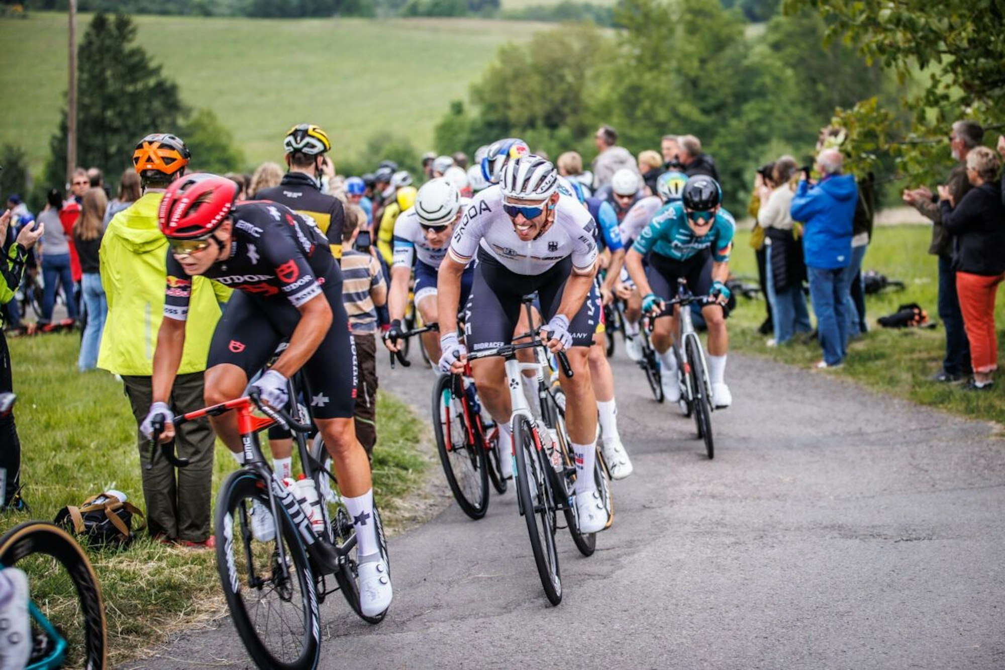 Nils Politt (weißes Trikot) am Agathaberg.