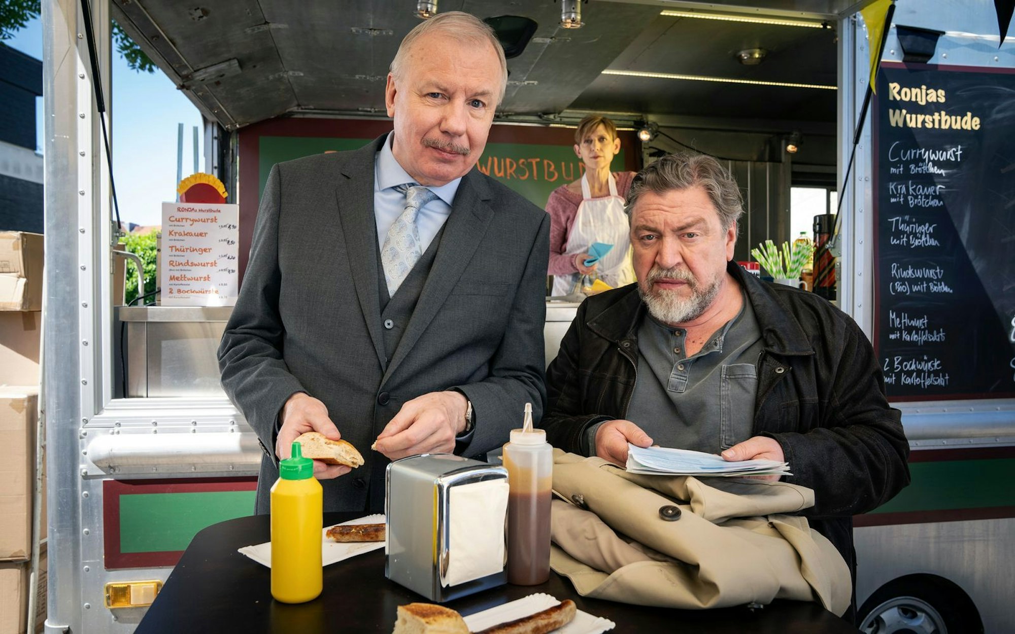 In „Das Millionenschnitzel“, dem sechsten Film der Reihe seit 2013 haben Wolfgang Krettek (Ludger Pistor, links) und Günther Kuballa (Armin Rohde) mal wieder Geldsorgen. Doch Günther hat bereits eine neue Geschäftsidee ... (Bild: WDR/Bavaria Fiction/Thomas Kost)