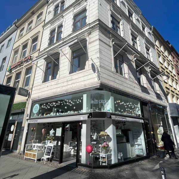 Das Café Miss Päpki nach seinem Umzug zum Rudolfplatz von außen.