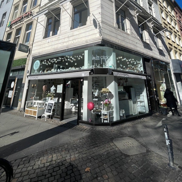 Das Café Miss Päpki nach seinem Umzug zum Rudolfplatz von außen.