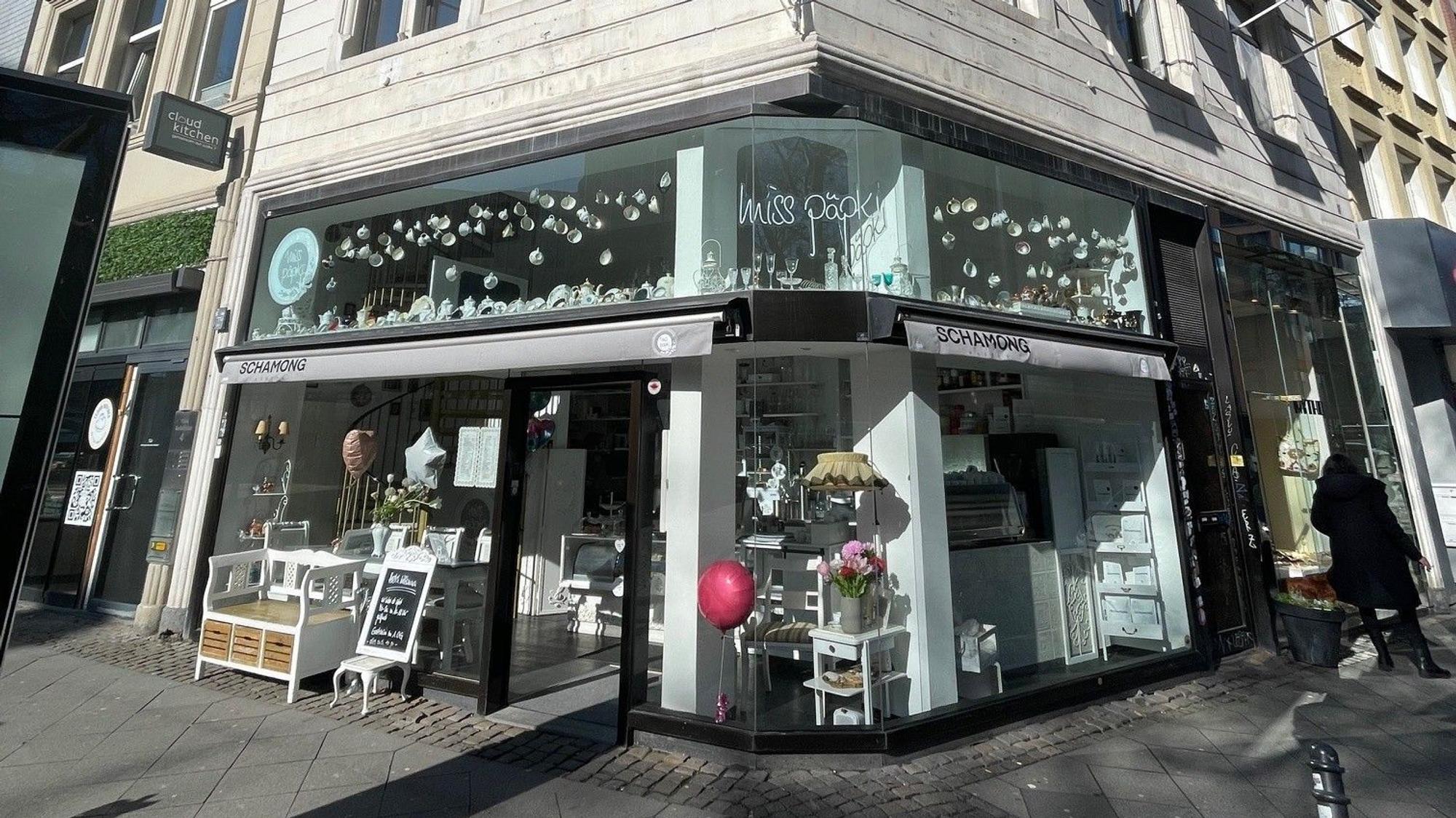 Das Café Miss Päpki nach seinem Umzug zum Rudolfplatz von außen.