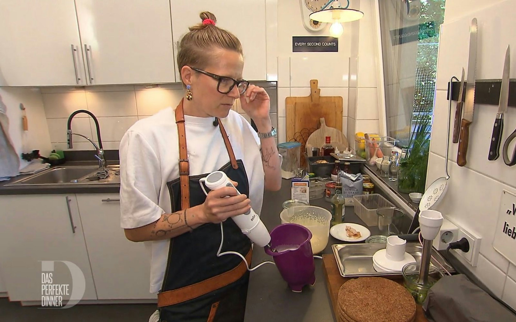 Elli (45) mag es bunt und wild: „In meinem Kopf ist immer Jahrmarkt.“ (Bild: RTL)