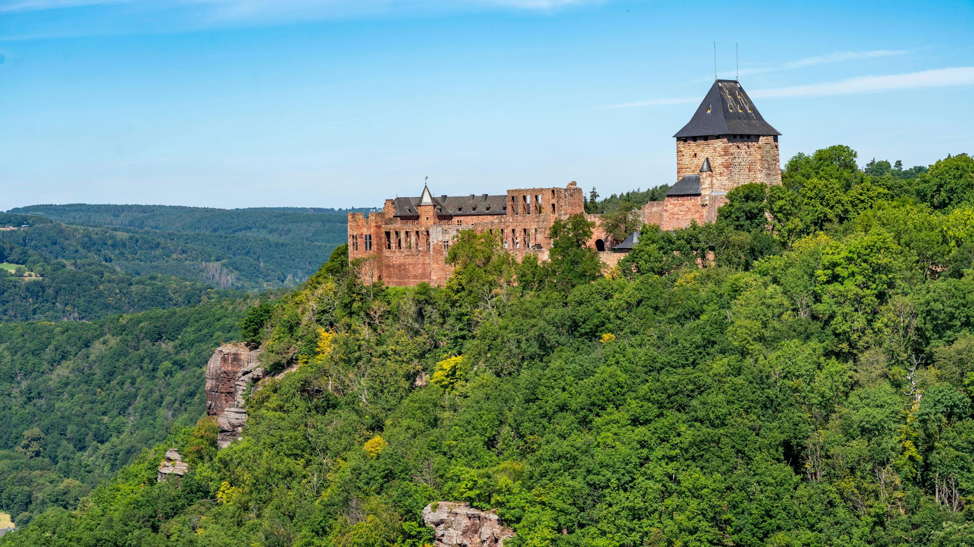 Burg Nideggen bei gutem Wetter.