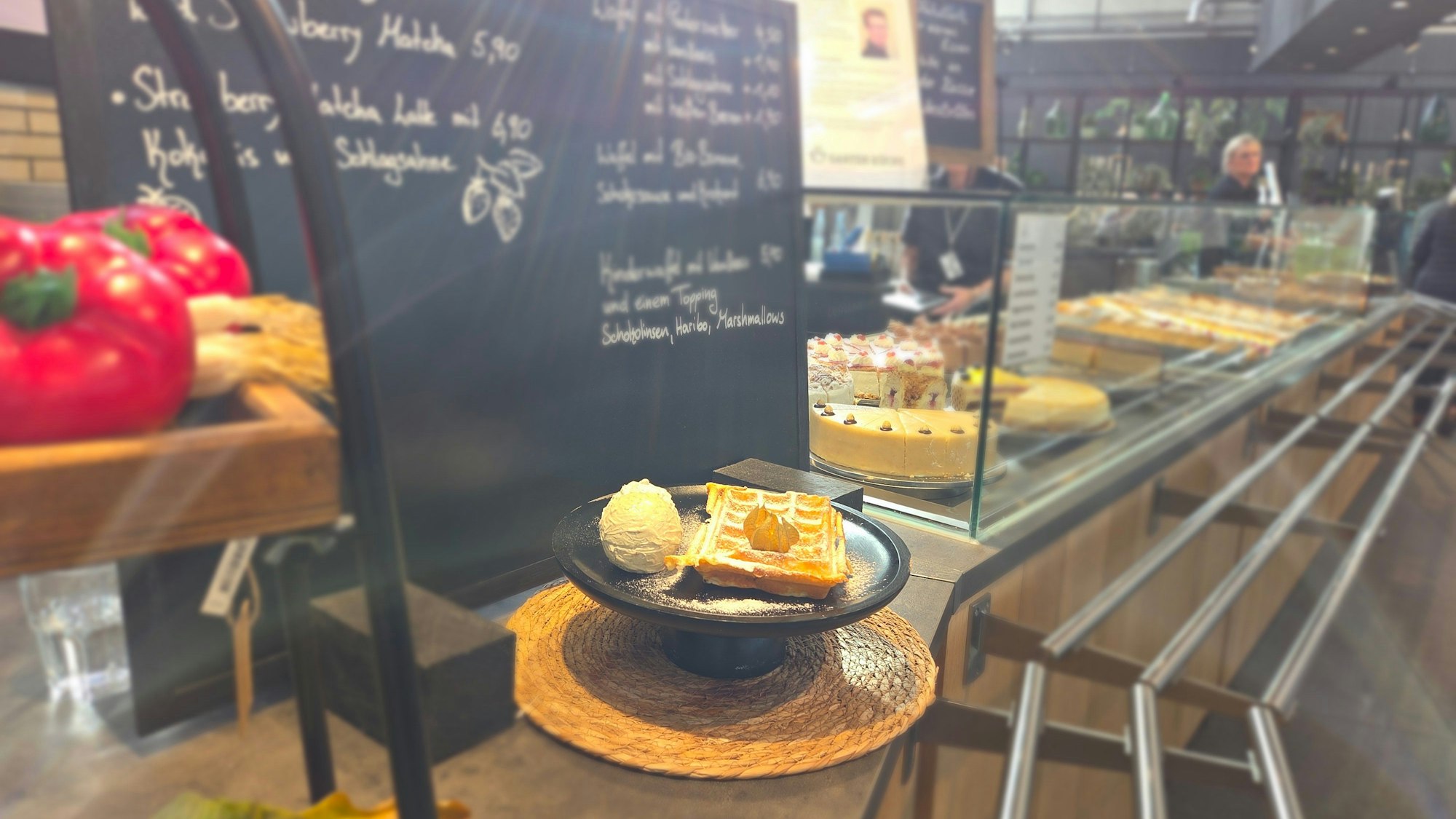 An der Auslage gibt es Kuchen, die von einem regionalen Konditor kommen. Auch selbstgemachte Waffeln sind beliebt.