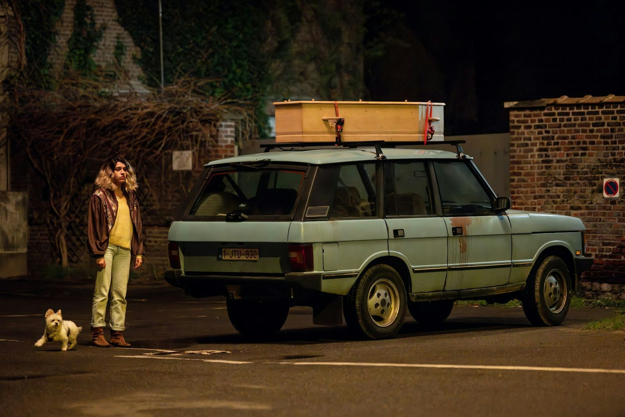 Anna (Emma Rotsaert) nimmt auch einen Sarg mit auf die Reise. (Bild: ZDF und Michel Vertongen)