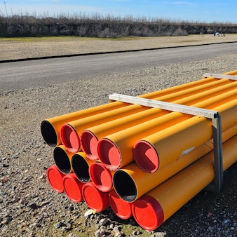 Noch liegen nur Rohre im Gewerbegebiet BEB61 bei Bedburg. Doch sehr bald siollen hier Rechenzentren entstehen und die Gewerbefläche noch erweitert werden.