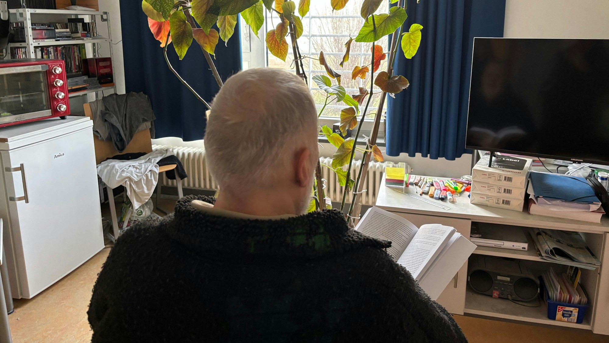 Sexualstraftäter Hans-Werner K. (59) in seinem Zimmer in der JVA Werl.