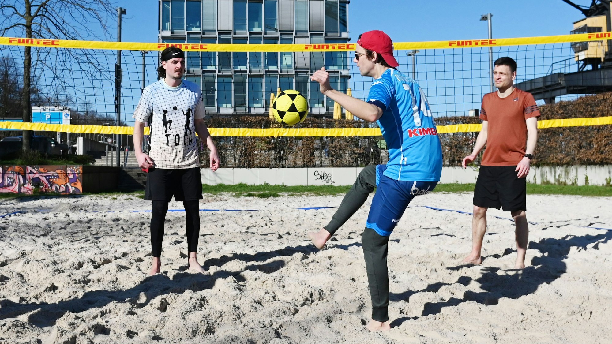 25.02.2026 Köln. Wetter. Winter 2026. Die ersten wärmenden Sonnenstrahlen des Jahres locken viele Kölner ins Freie. Foto: Alexander Schwaiger