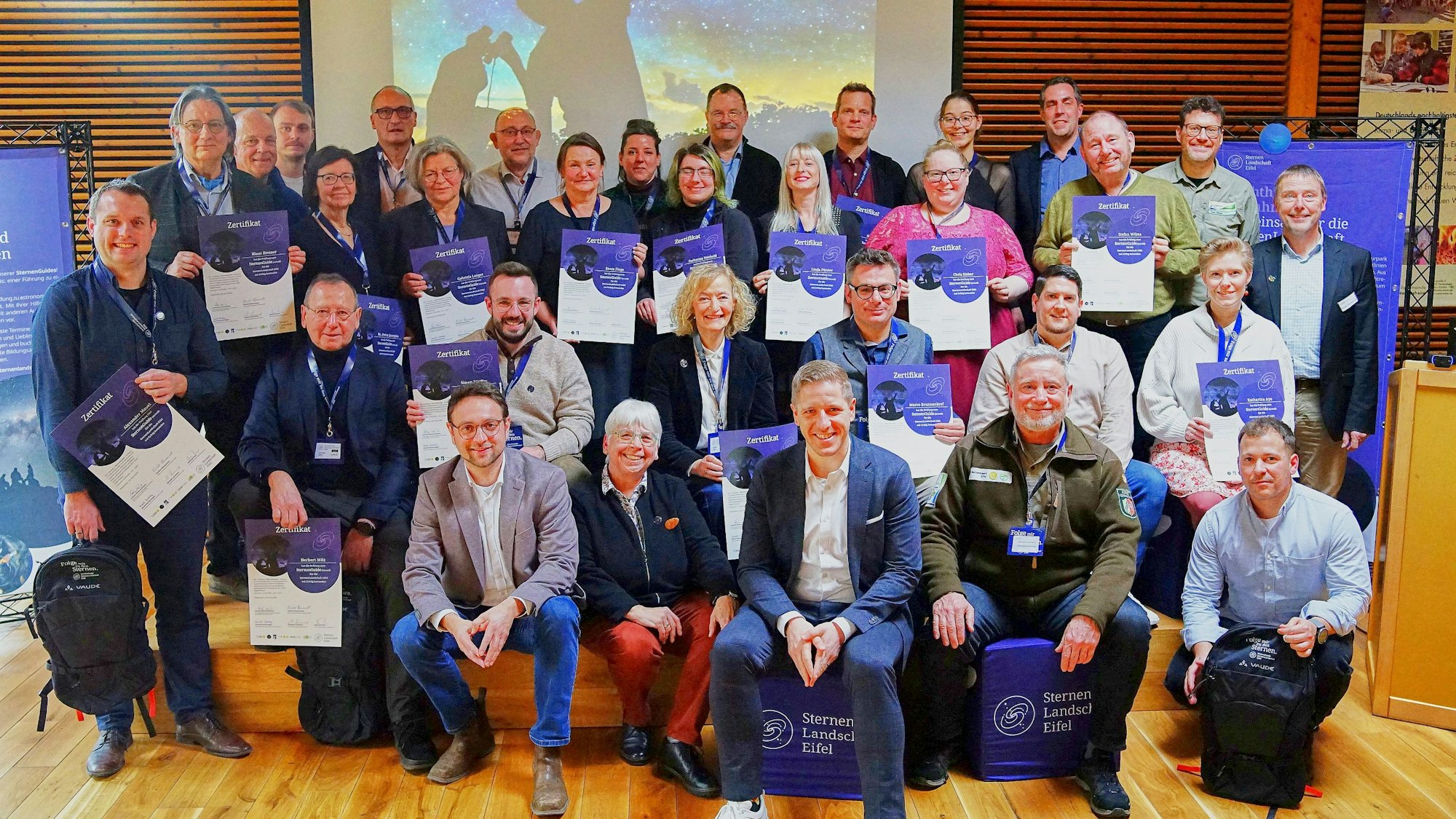 Die neuen Sternen-Guides haben sich zum Gruppenbild positioniert. In den Händen halten sie ihre Zertifikate.