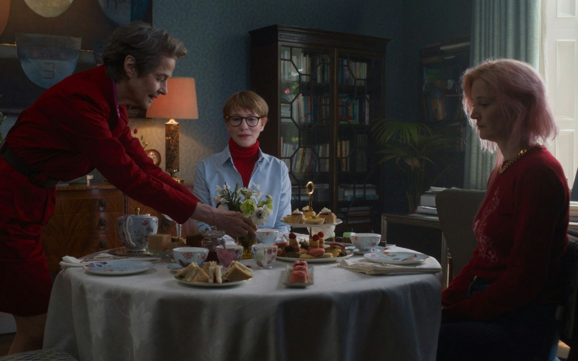 „Father Mother Sister Brother“ ist in den Hauptrollen durchgehend prominent besetzt. Im Bild, von links: Charlotte Rampling, Cate Blanchett und Vicky Krieps. (Bild: Weltkino/Vague Notion/Yorck Le Seaux)