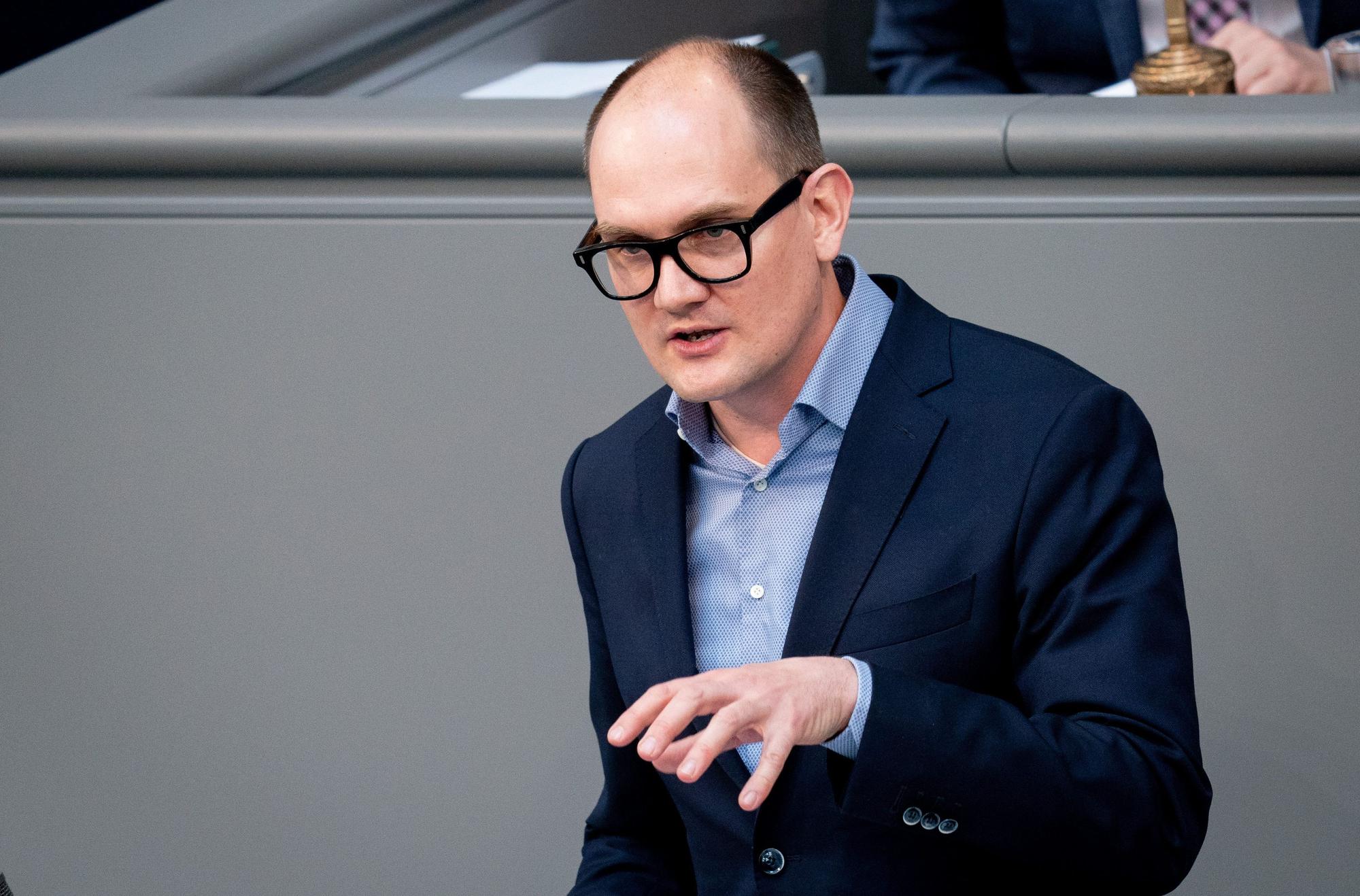 ARCHIV - 06.05.2021, Berlin: Janosch Dahmen, Bündnis 90/Die Grünen, spricht bei der Sitzung des Bundestags. (zu dpa "Grünen-Experte fordert Vorbereitung für Patientenverlegungen ") Foto: Kay Nietfeld/dpa +++ dpa-Bildfunk +++