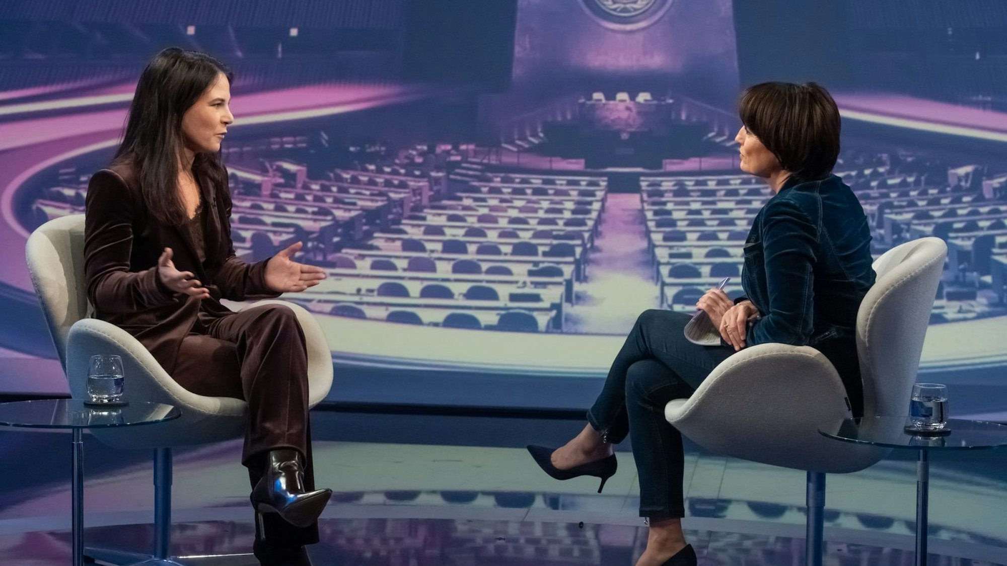 Am Dienstagabend hatte Sandra Maischberger (rechts) Annalena Baerbock, die Präsidentin der UN-Vollversammlung, zu Gast. (Bild: WDR / Oliver Ziebe)