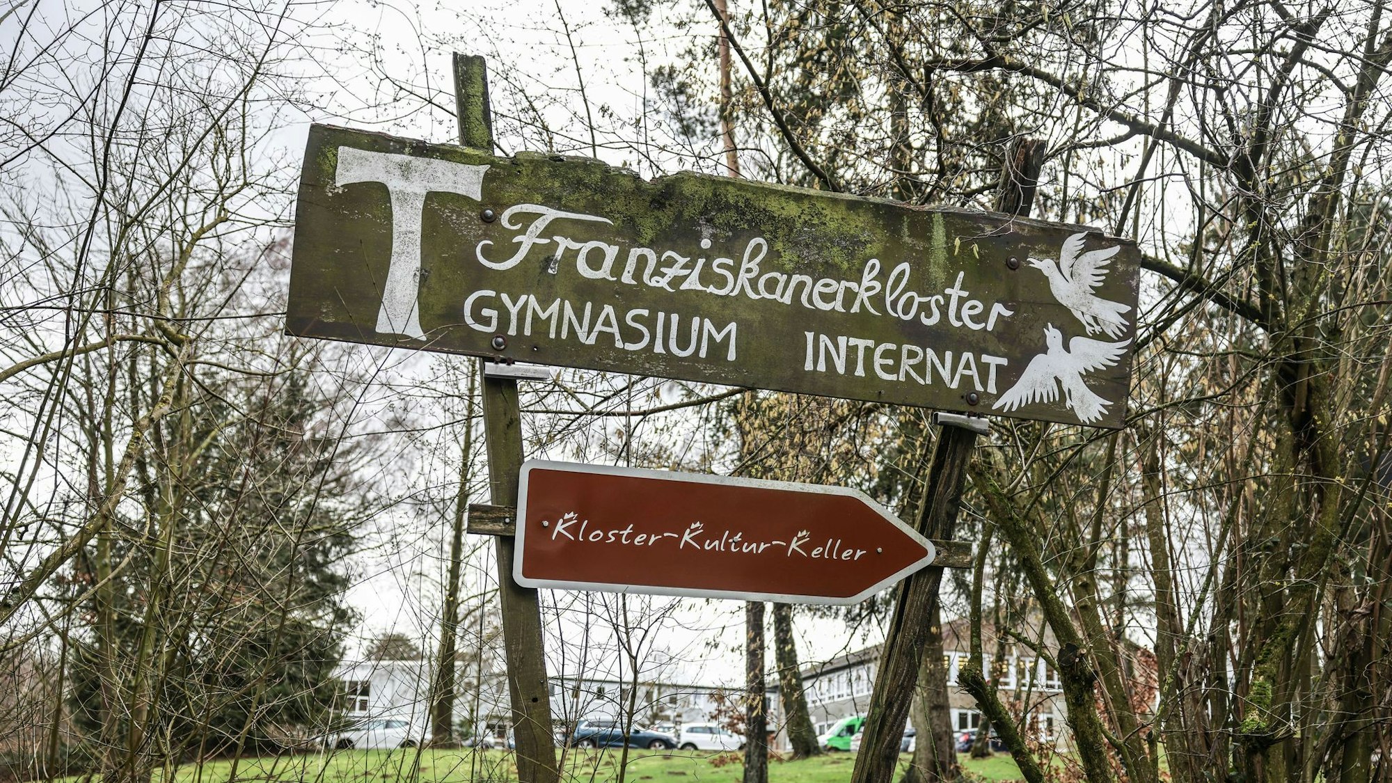 Das Gymnasium Vossenack wurde vom Franziskaner-Orden gegründet und und ist heute in Trägerschaft einer gemeinnützigen Schulgesellschaft.