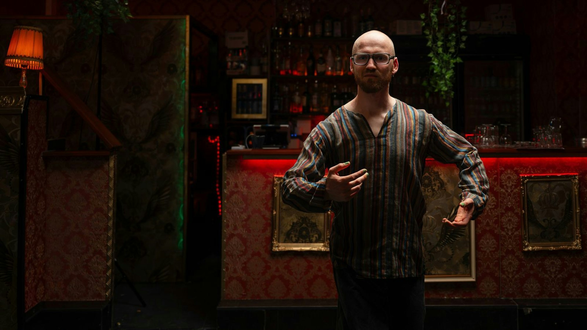 Emmanuel, den sie „Emma“ nennen, ist Tänzer und lebt (nicht nur) polyamor. (Bild: ZDF / Christine Schroeder)