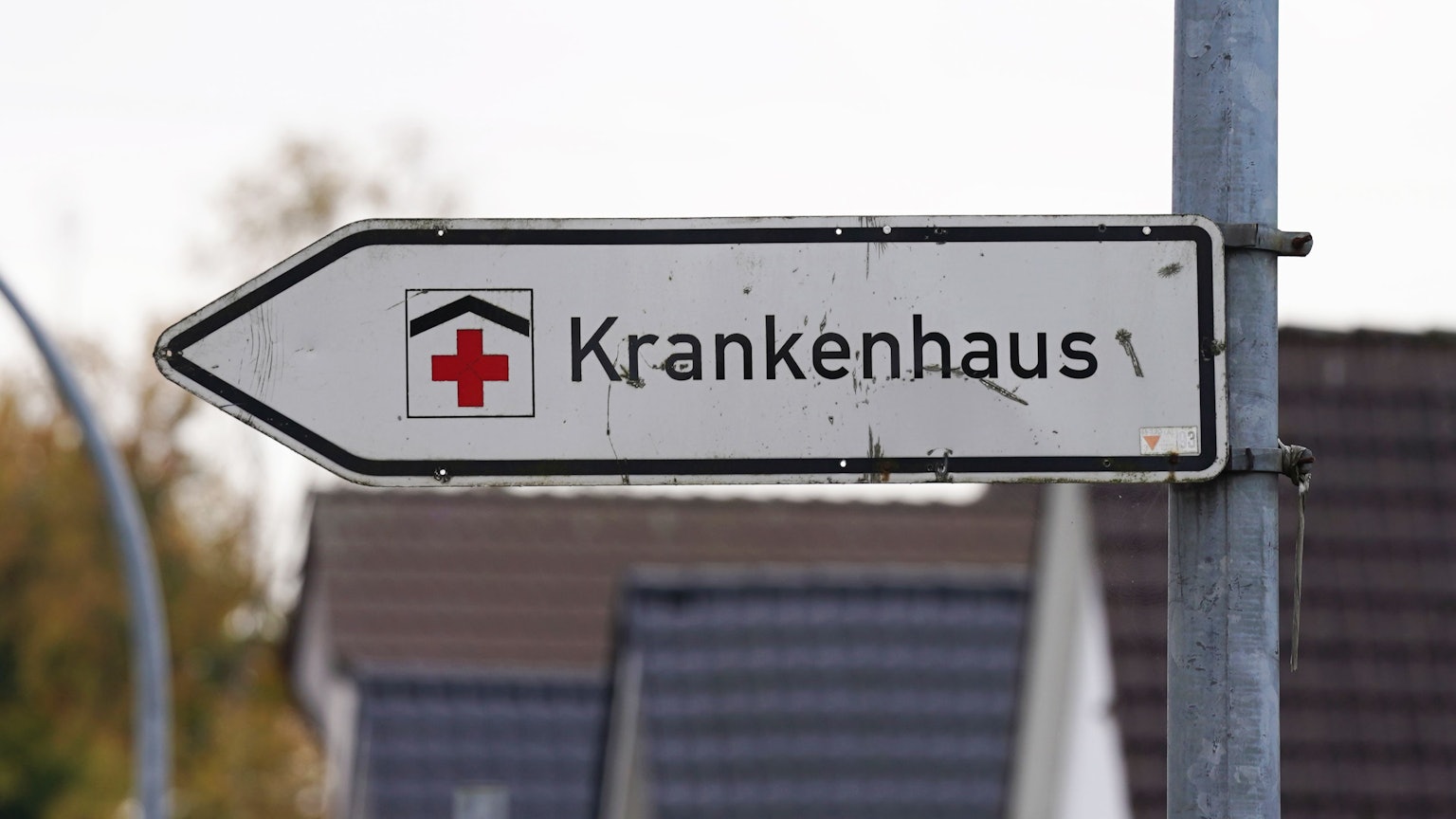 Ein Hinweisschild mit der Aufschrift «Krankenhaus» weist an einer Straße den Weg zu einer Klinik.