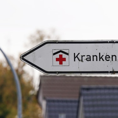 Ein Hinweisschild mit der Aufschrift «Krankenhaus» weist an einer Straße den Weg zu einer Klinik.