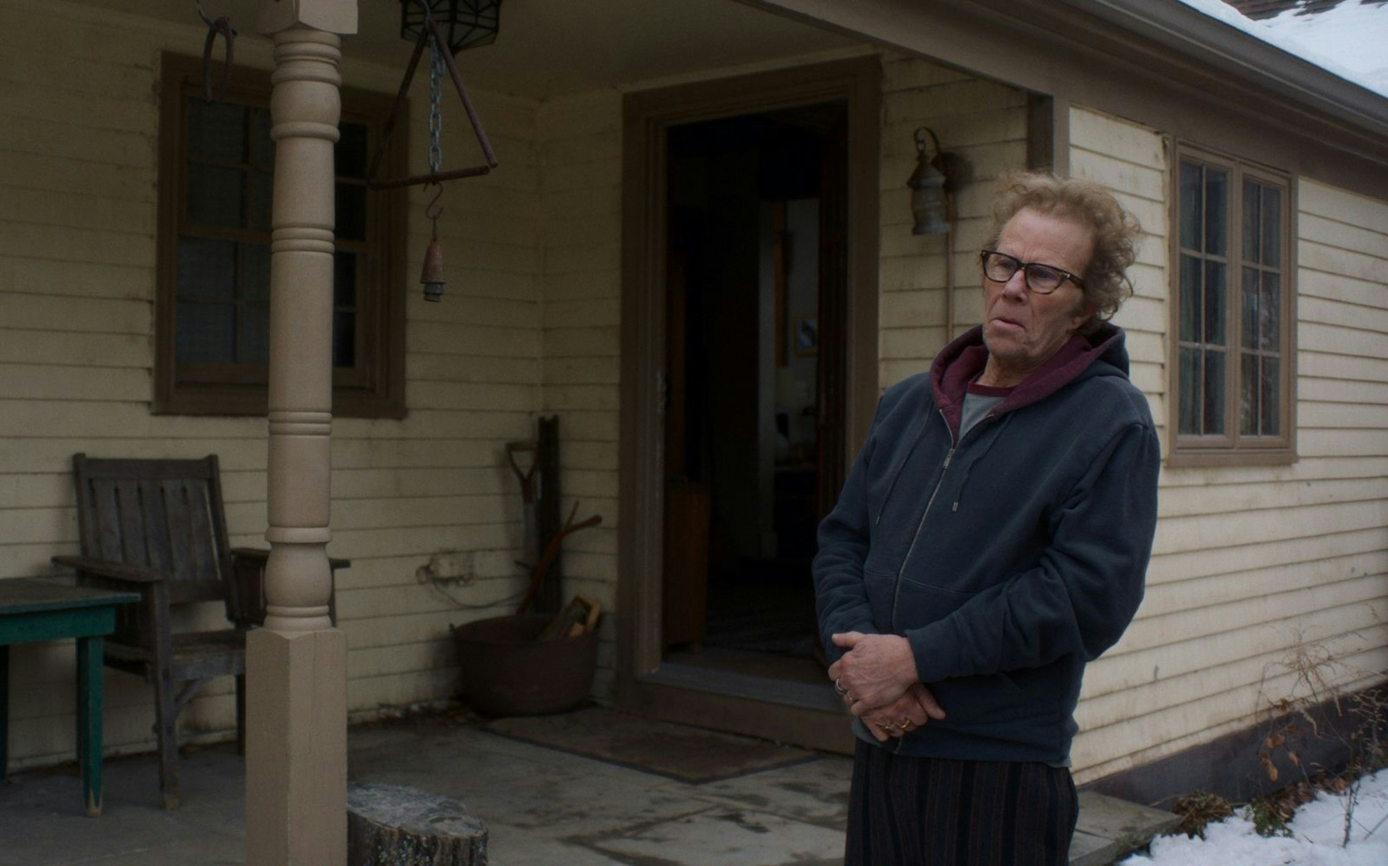 Einer der skurrileren Typen in „Father Mother Sister Brother“: Tom Waits spielt einen Vater, der nach dem Tod seiner Frau alleine in einer abgelegenen Hütte lebt. (Bild: Weltkino/Vague Notion/Frederick Elmes)