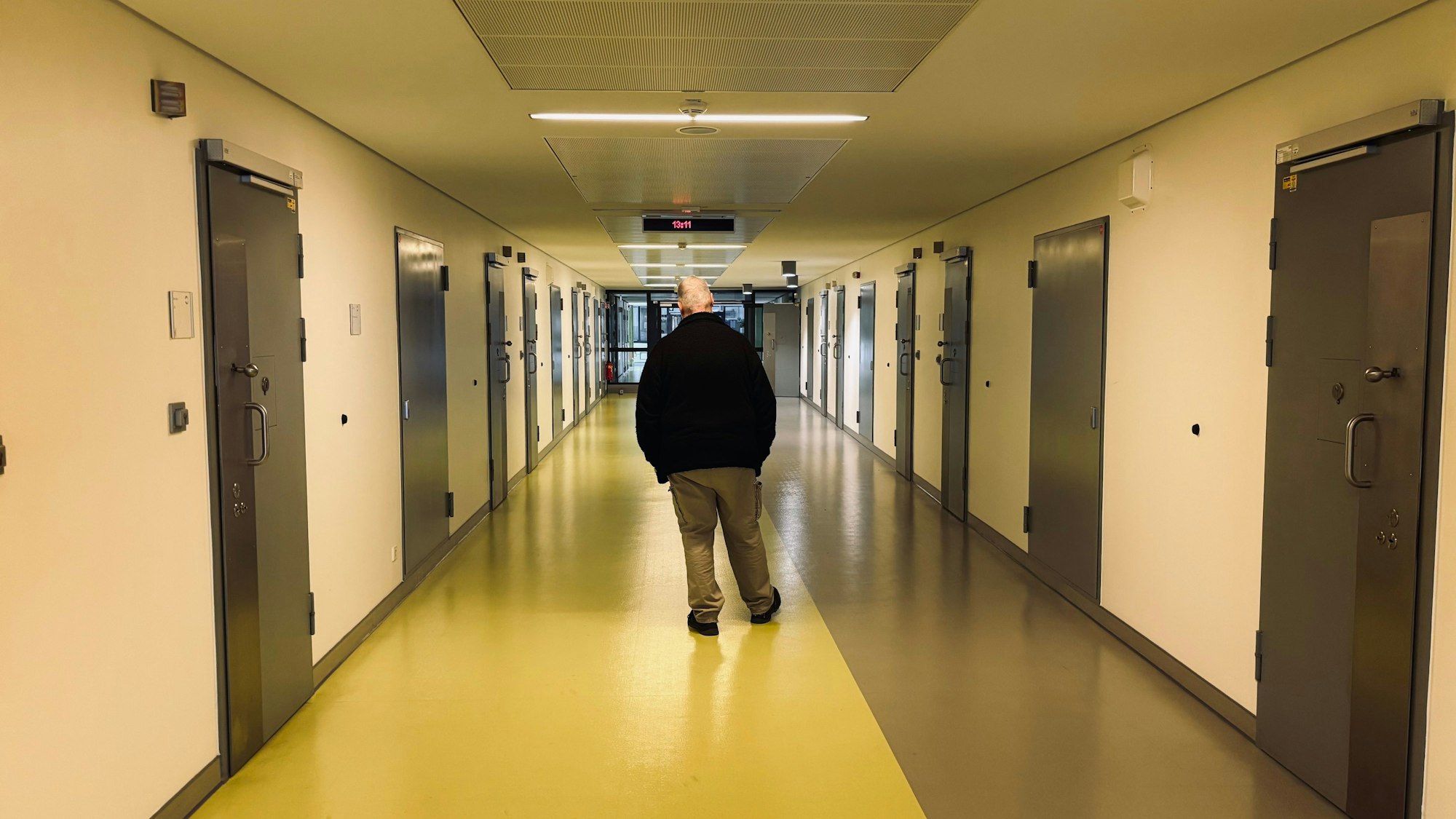 Sexualstraftäter Hans-Werner K. (59) im Flur der Sicherungsverwahurung.