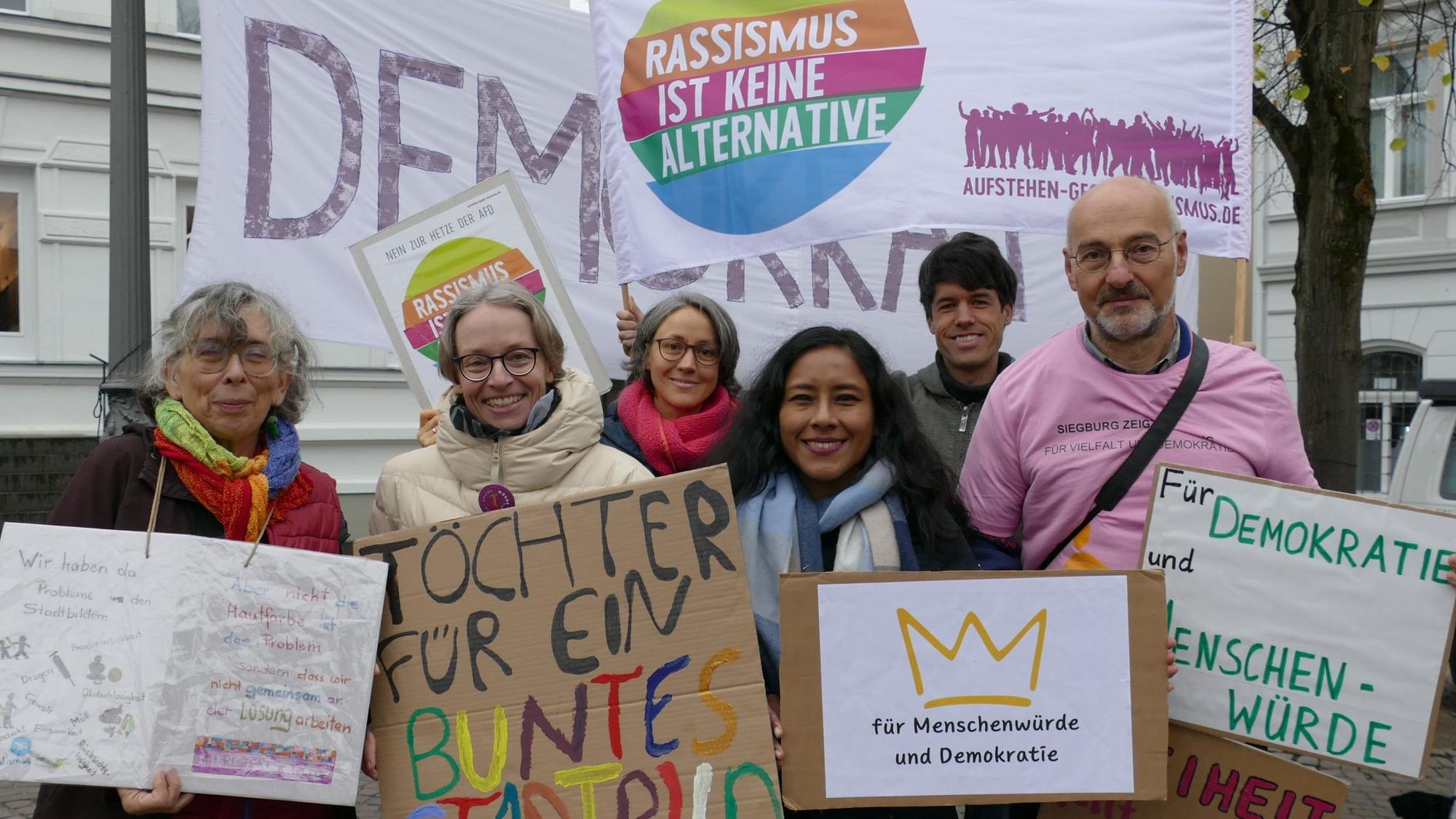 Die Organisatoren von „Siegburg zeigt Haltung - Für Vielfalt und Demokratie“ mit Kirsten Georg (hinten).