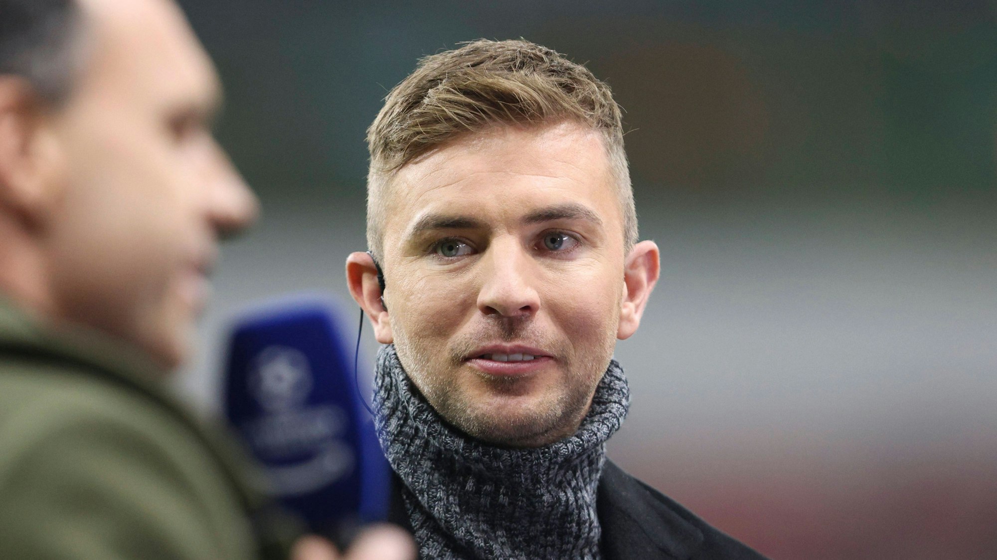 Christoph Kramer bei seinem Job als TV-Experte bei einem Spiel von Bayer Leverkusen.