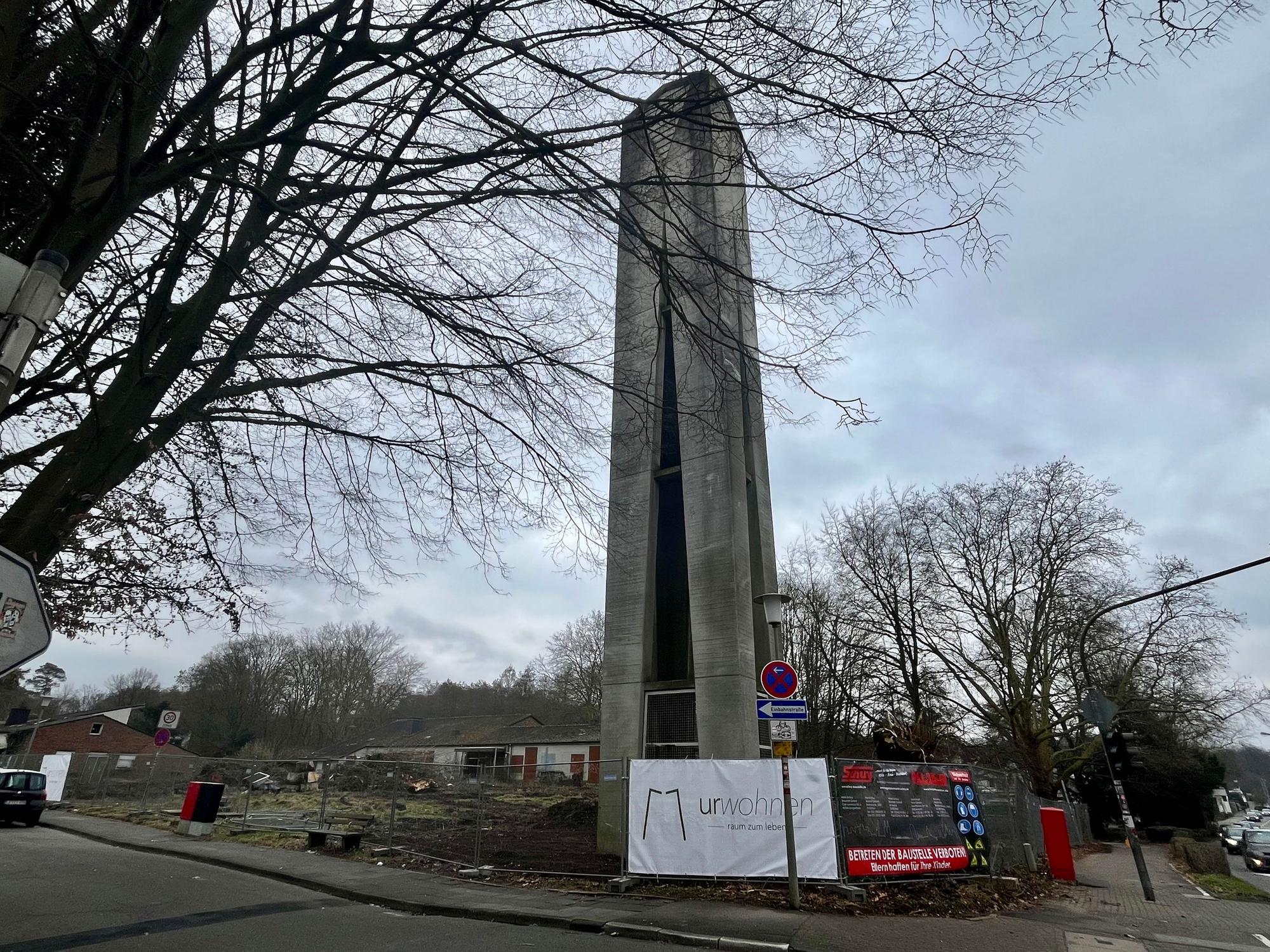 Vor dem alten Glockenturm hat die Firma Urwohnen plakatiert.