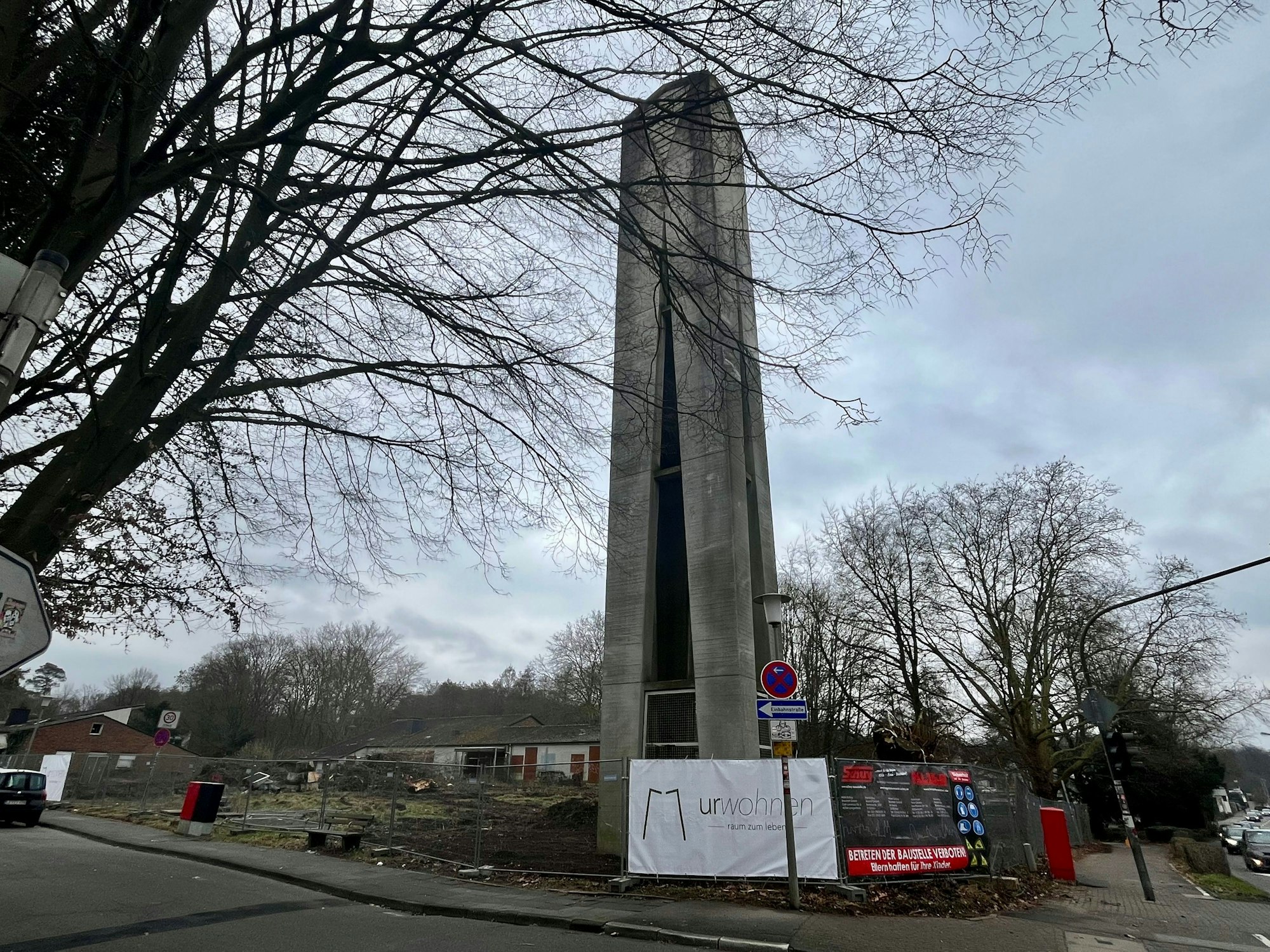 Vor dem alten Glockenturm hat die Firma Urwohnen plakatiert.