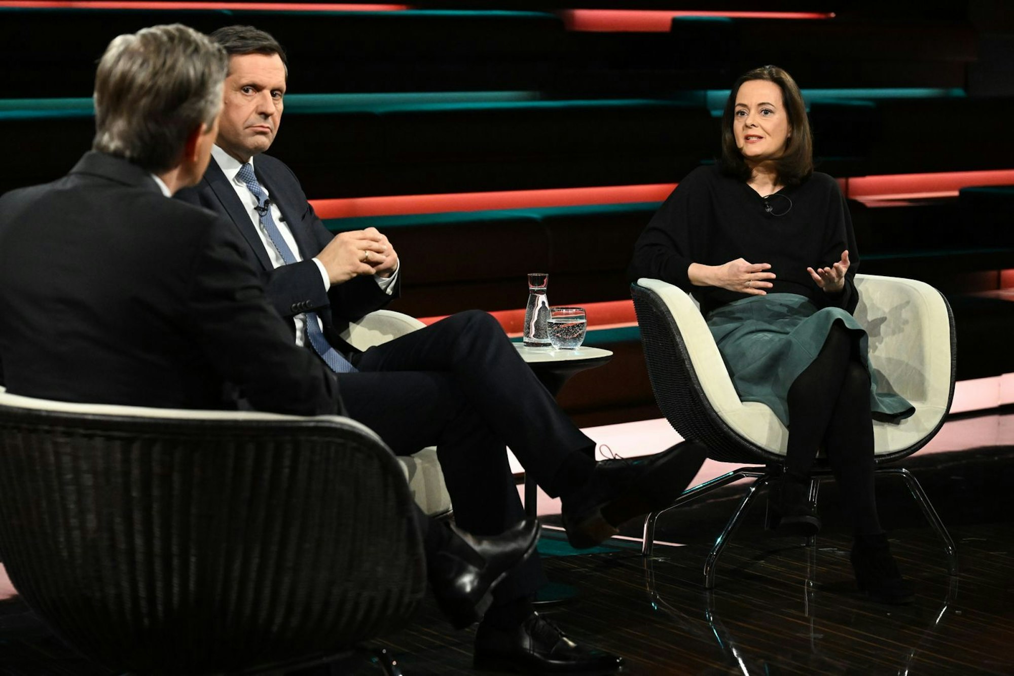 Markus Lanz (links) diskutierte mit SPD-Ministerpräsident Olaf Lies und Journalistin Julia Löhr über die Situation der deutschen Autoindustrie. (Bild: ZDF / Cornelia Lehmann)