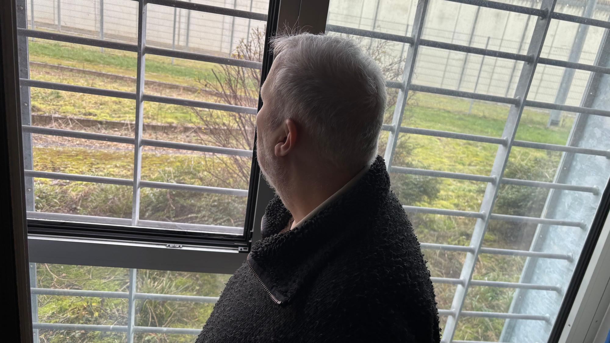 Sicherungsverwahrung in der JVA Werl: Sexualstraftäter Hans-Werner K. (59) blickt aus dem Fenster Fenster auf die Anstaltsmauer.
