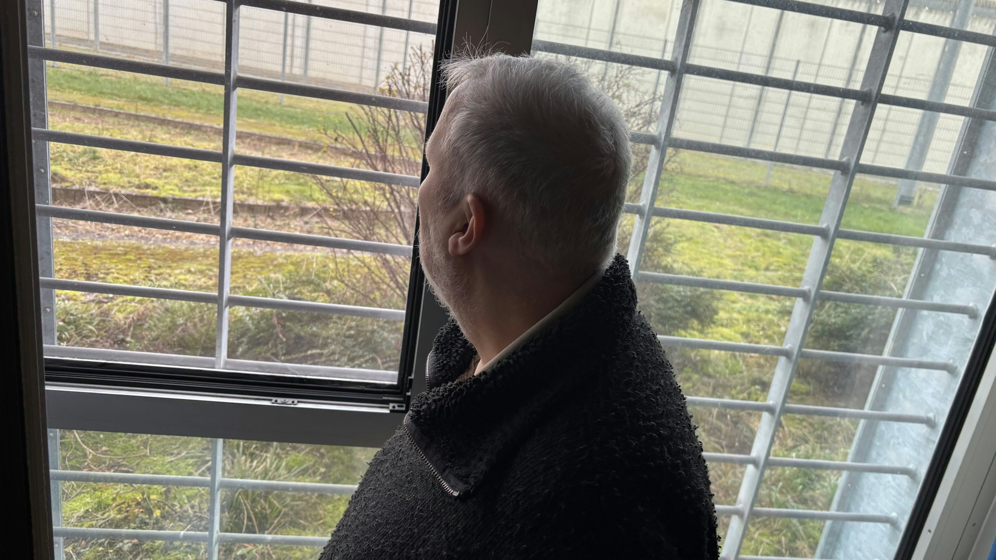 Sicherungsverwahrung in der JVA Werl: Sexualstraftäter Hans-Werner K. (59) blickt aus dem Fenster Fenster auf die Anstaltsmauer.