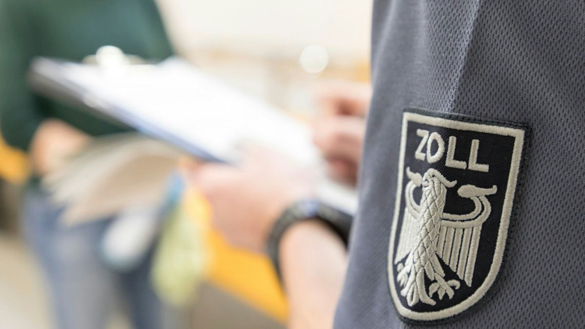 Zoll kontrolliert Barbershops und Friseurgeschäfte in Köln-Mülheim.