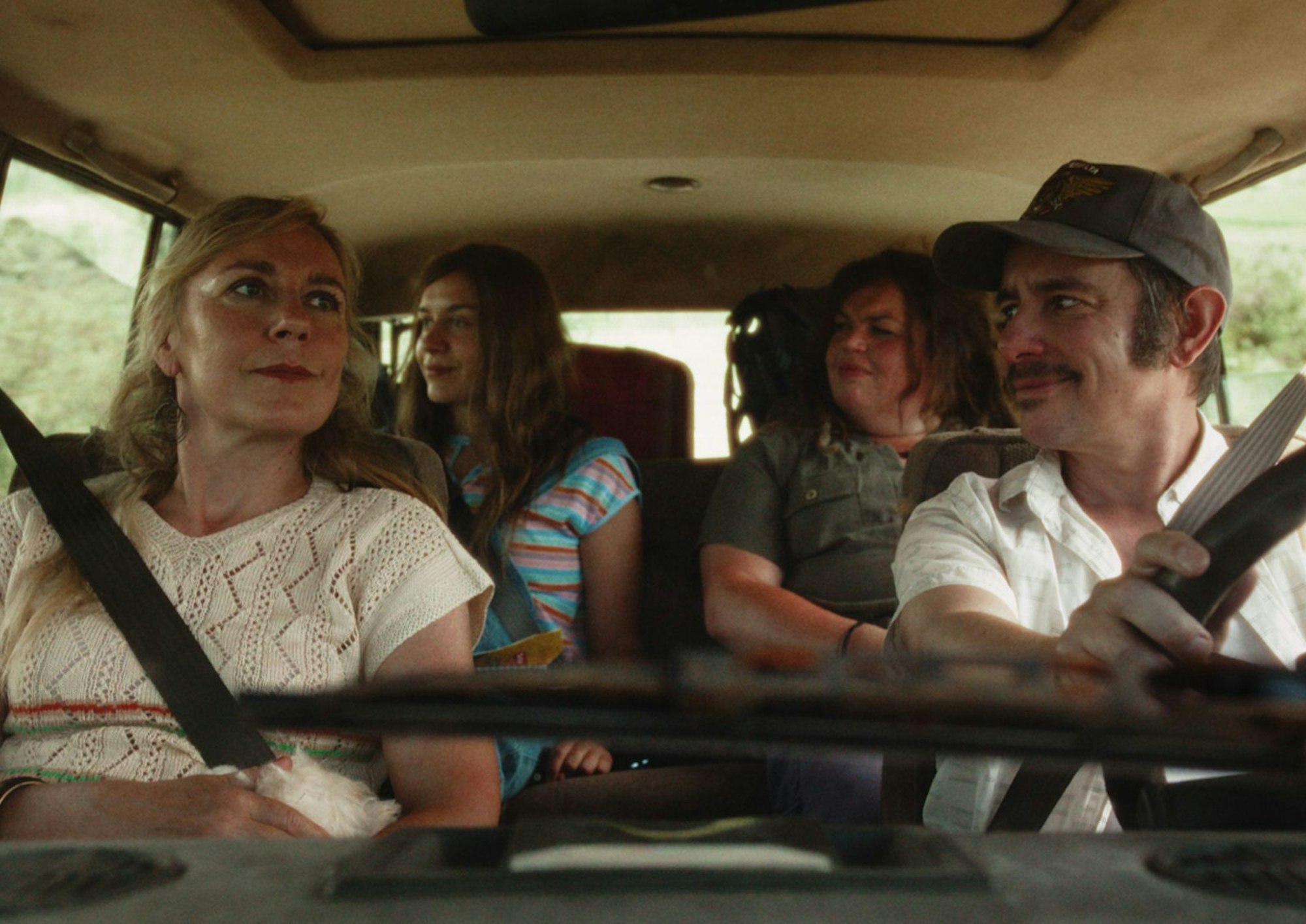 Früher sind die Schwestern Anna (Emma Rotsaert, hinten links) und Kat (Marjan De Schutter, hinten rechts) gemeinsam mit ihren Eltern (Sofie Decleir und Nico Sturm) nach Spanien gefahren. (Bild: ZDF und Michel Vertongen)