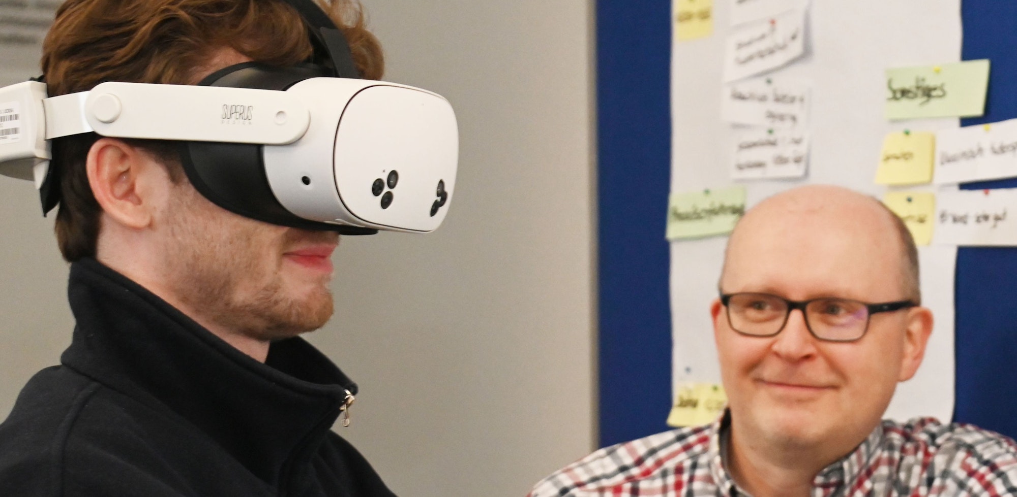 10.02.2026 Köln. Das Jobcenter Köln kümmert sich mit besonderer Kraft um junge Arbeitslose unter25 Jahren. Wie das aussieht, beobachten wir am Wiener Platz. Marco Langer zeigt Berufsbilder in der Virtuellen Realität. Foto: Alexander Schwaiger