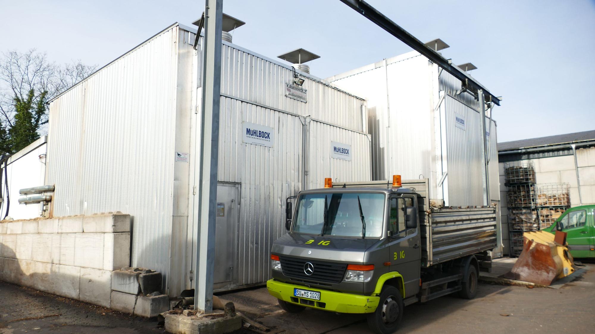In der Trockenkammer trocknet das Holz binnen sieben bis zehn Tagen.