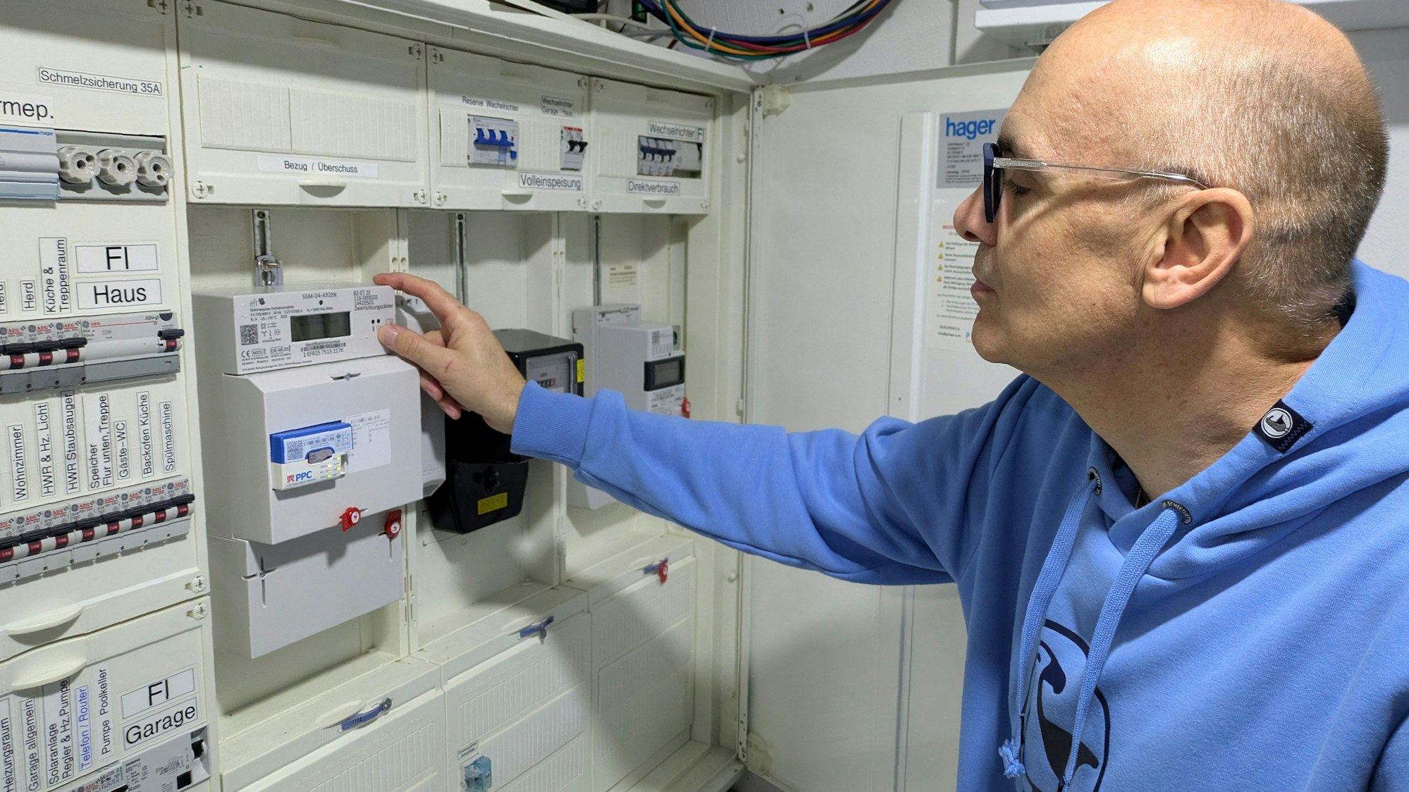 Thomas Löffelbein aus Mechernich blickt auf die Stromzähler in seinem Haus.