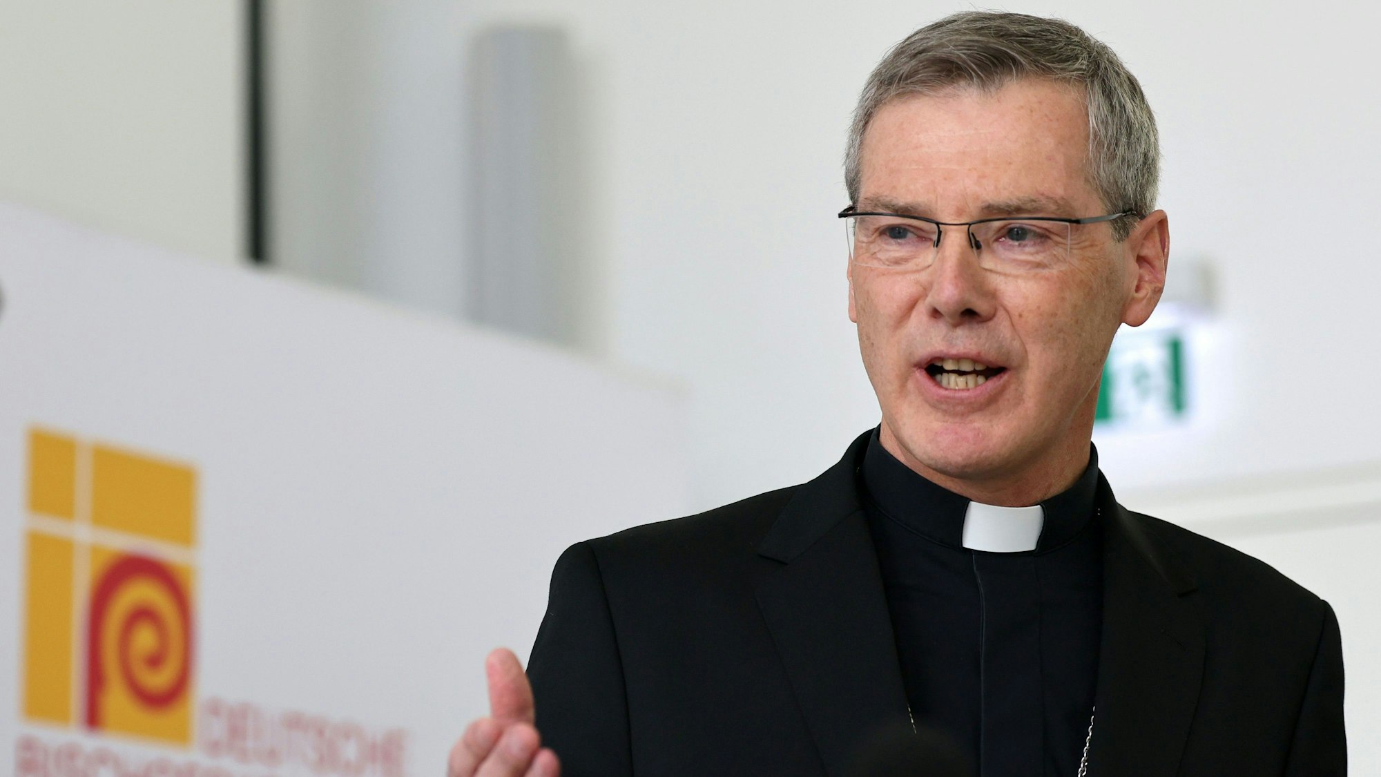 Bischof Heiner Wilmer, neuer Vorsitzender der Deutschen Bischofskonferenz, in der Pressekonferenz nach seiner Wahl