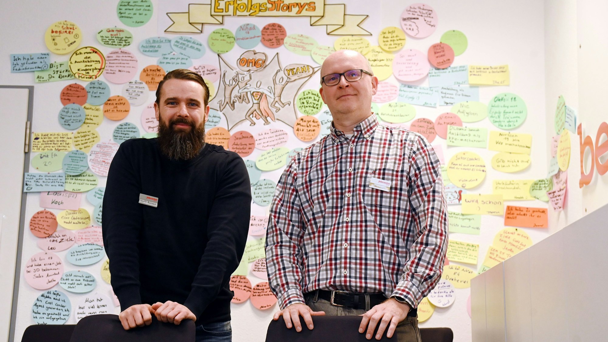 10.02.2026 Köln. Das Jobcenter Köln kümmert sich mit besonderer Kraft um junge Arbeitslose unter25 Jahren. Wie das aussieht, beobachten wir am Wiener Platz. Martin Burosch (Bart) und Marco Langer (Kariertes Hemd). Foto: Alexander Schwaiger