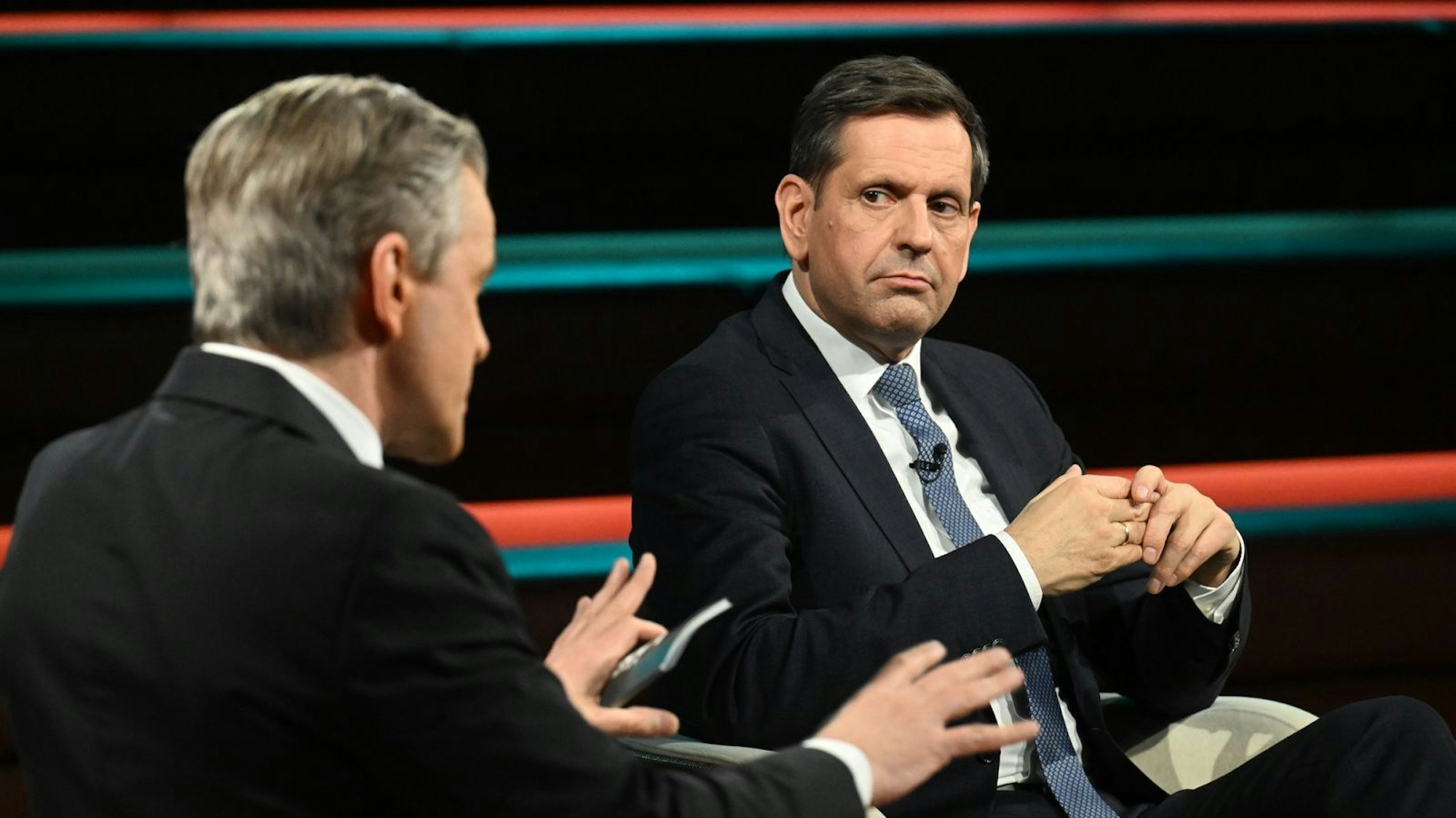 ZDF-Moderator Markus Lanz lockte Niedersachsens Ministerpräsident Olaf Lies am Dienstagabend mehrmals aus der Reserve. (Bild: ZDF / Cornelia Lehmann)