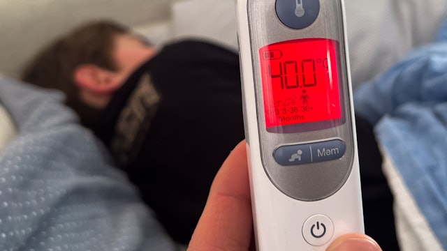 Ein Fieberthermometer zeigt eine Körpertemperatur von 40,0 Grad nach der Messung bei einem mit Influenza infizierten Kind an. (Symbolbild)