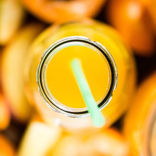 Saft mit Strohhalm von oben.
